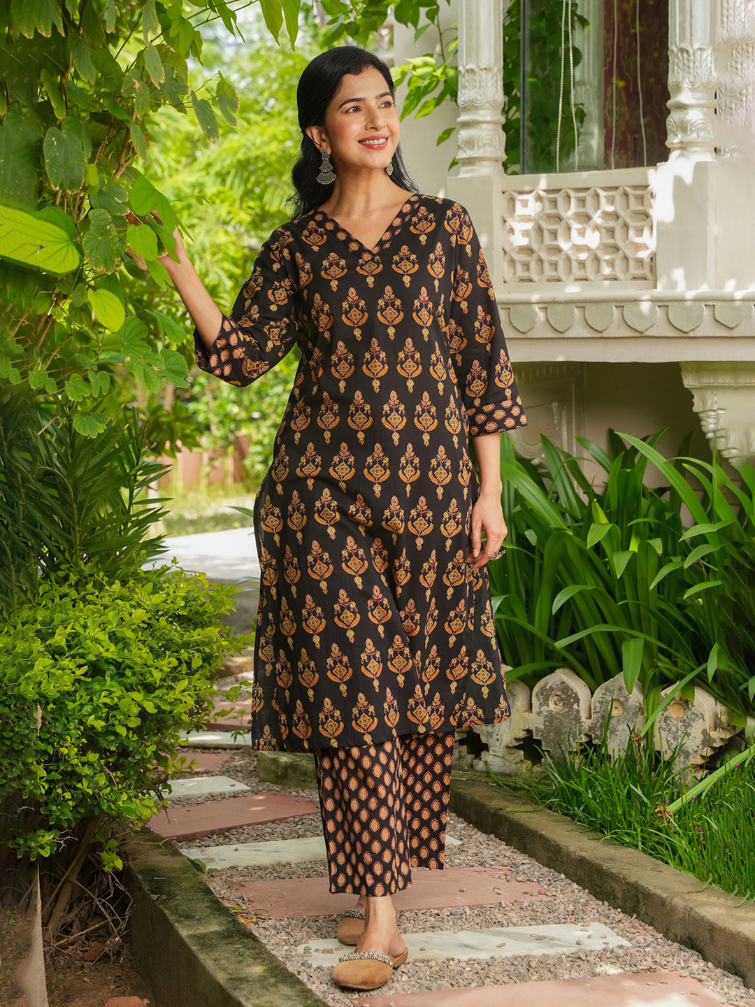 

Aramya Ethnic Motifs Pinted V Neck Pure Cotton Straight Kurta & Pant Set, Black
