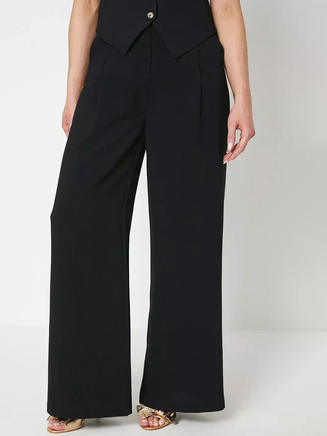 

FNOCKS Women Relaxed Straight Leg Straight Fit Easy Wash Pleated Trousers, Black
