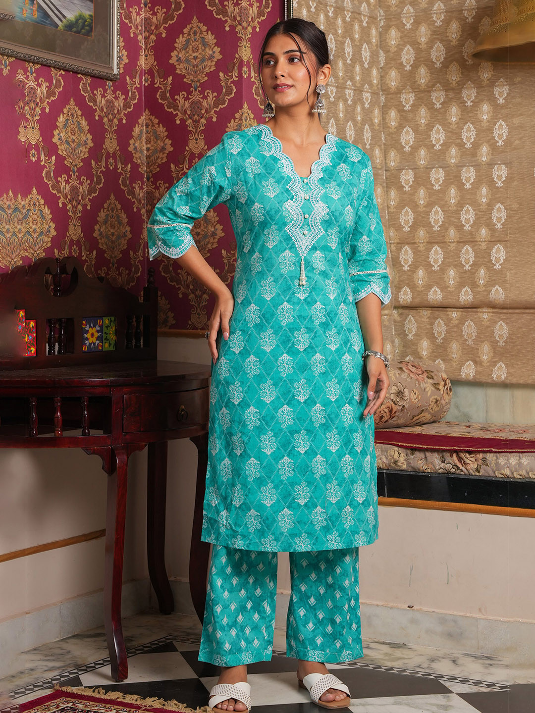 

Aramya Floral Printed V Neck Thread Work Pure Cotton Straight Kurta With Trousers, Green