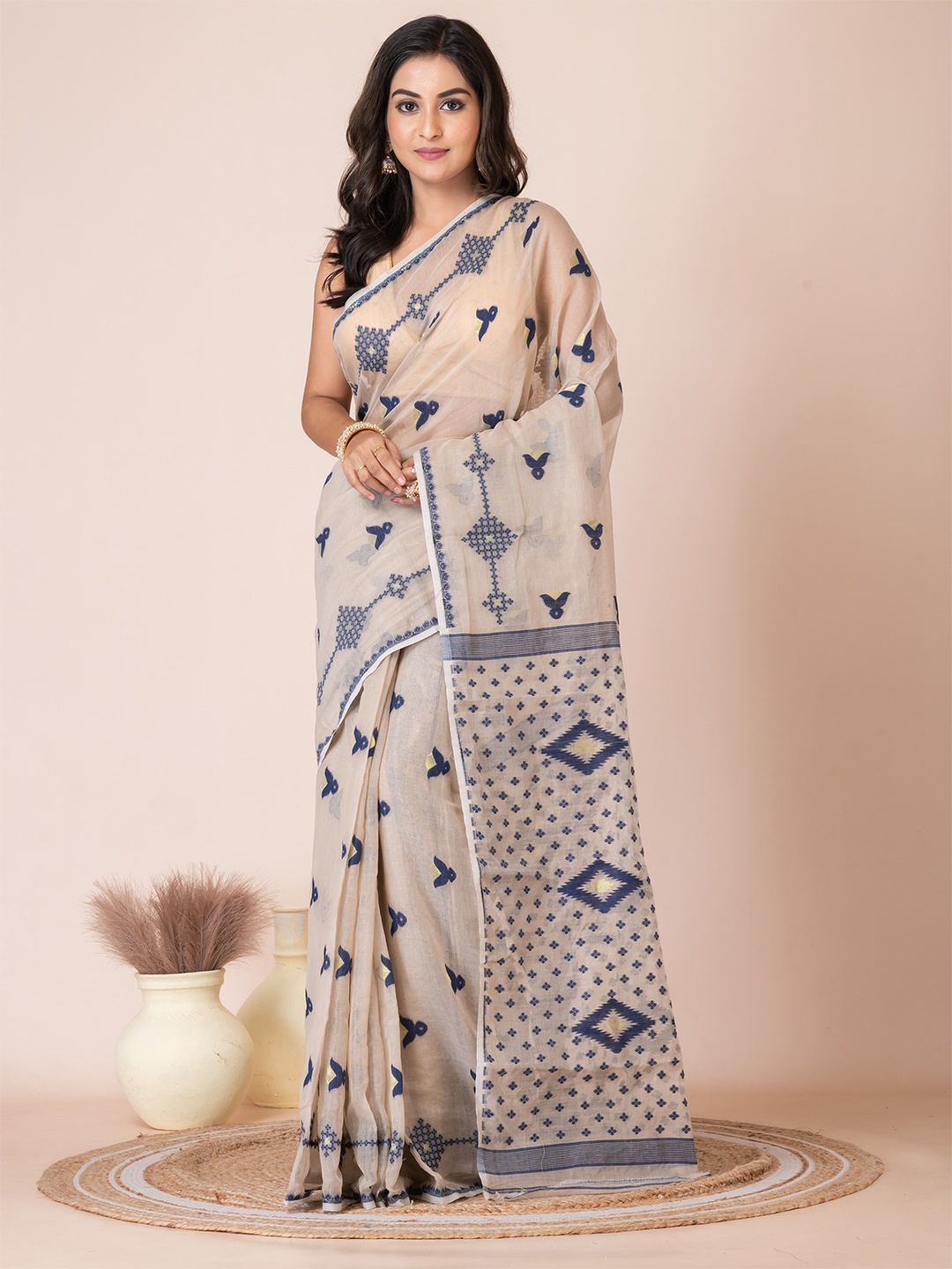 

Laa Calcutta Woven Design Pure Cotton Jamdani Saree, Beige