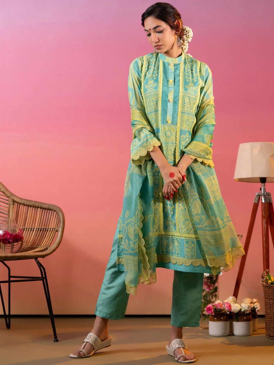 

HEEPOSH Floral Printed Mandarin Collar Cotton Silk Straight Kurta with Trousers & Dupatta, Green