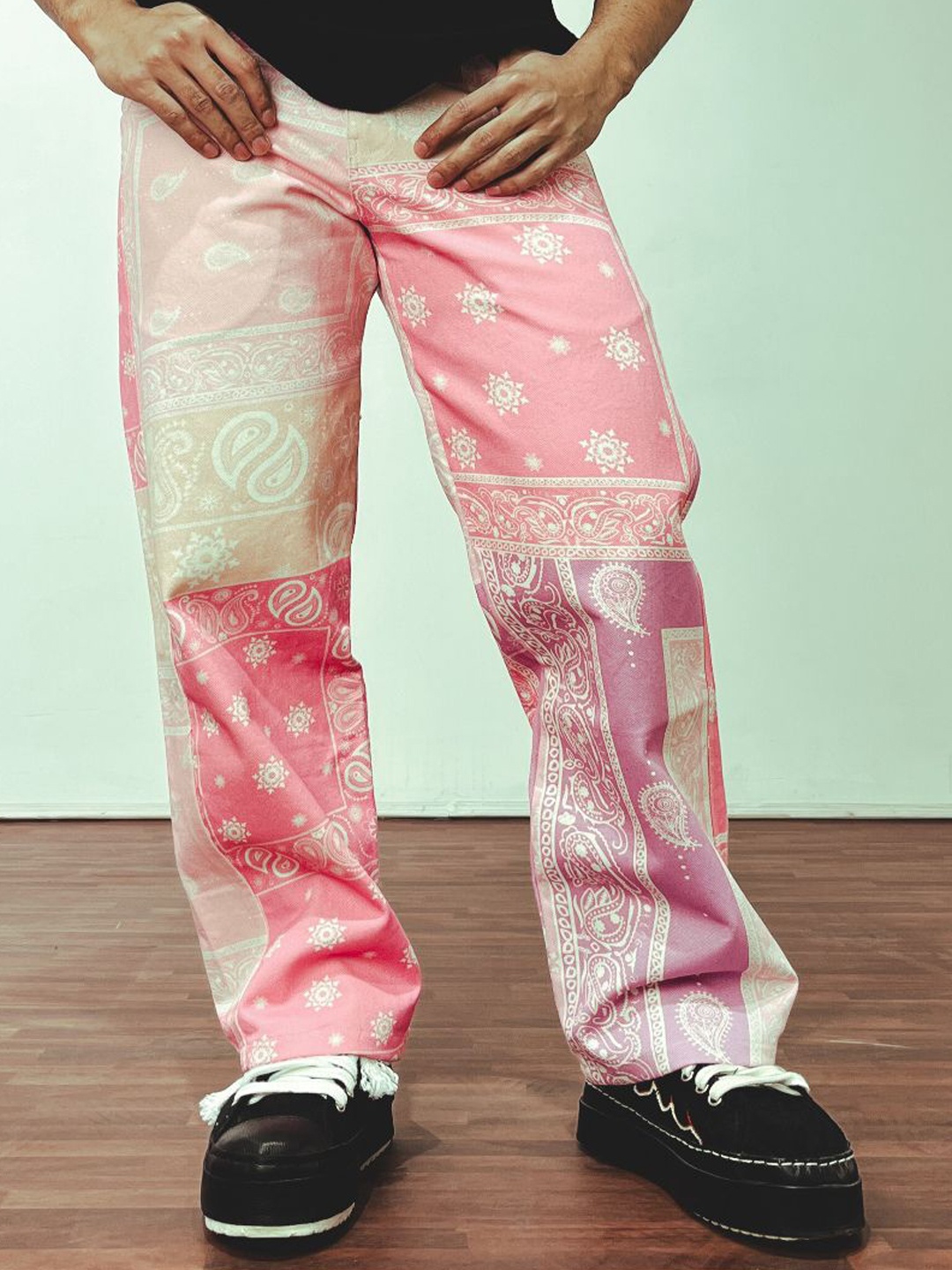 

TOFFLE Unisex Relaxed Fit High-Rise Highly Distressed Jeans, Pink