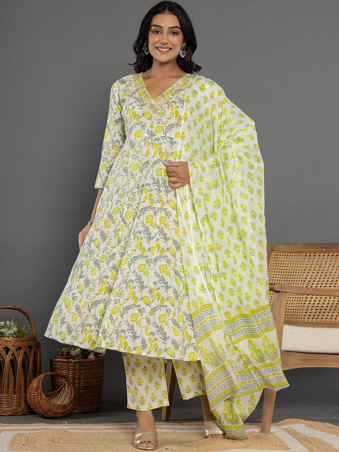 

Yufta Floral Printed Regular Beads and Stones Pure Cotton Kurta & Trousers & Dupatta, Lime green