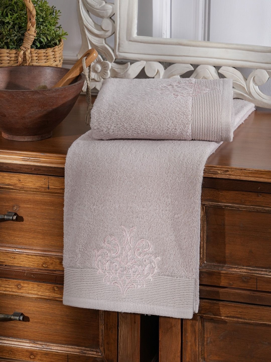 

MASPAR Pink & White Printed Cotton 550 GSM Bath Towel