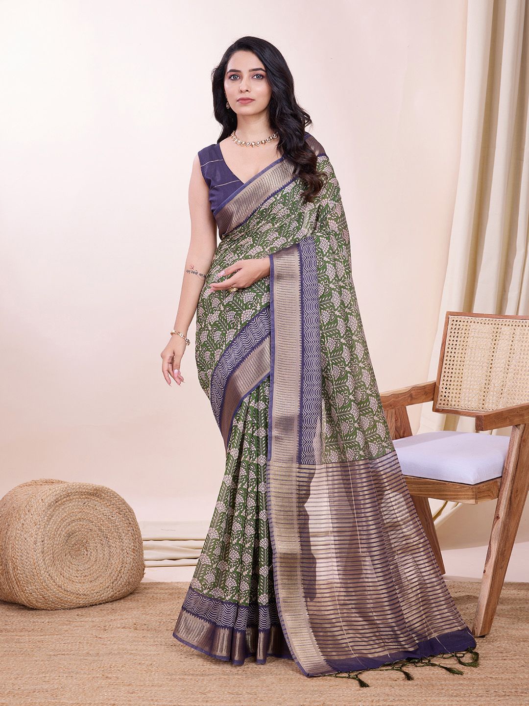 

ADITI ATTIRES Ethnic Motifs Zari Banarasi Saree, Green