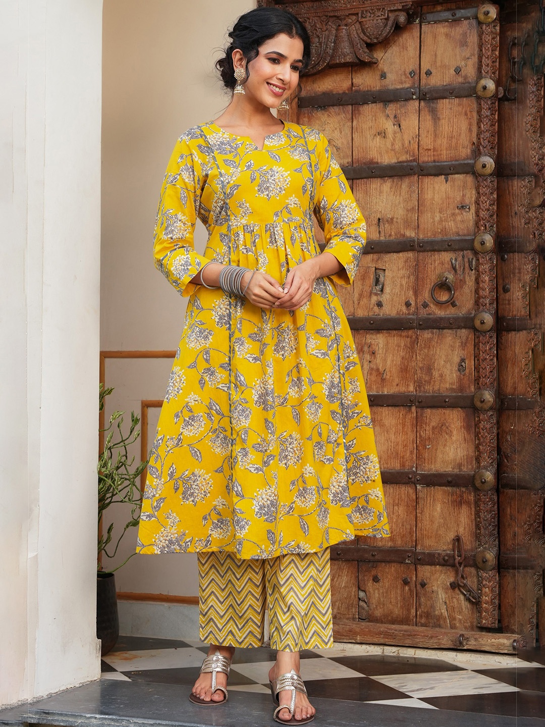 

Aramya Women Ethnic Motifs Printed Panelled Pure Cotton Kurta with Trousers, Yellow