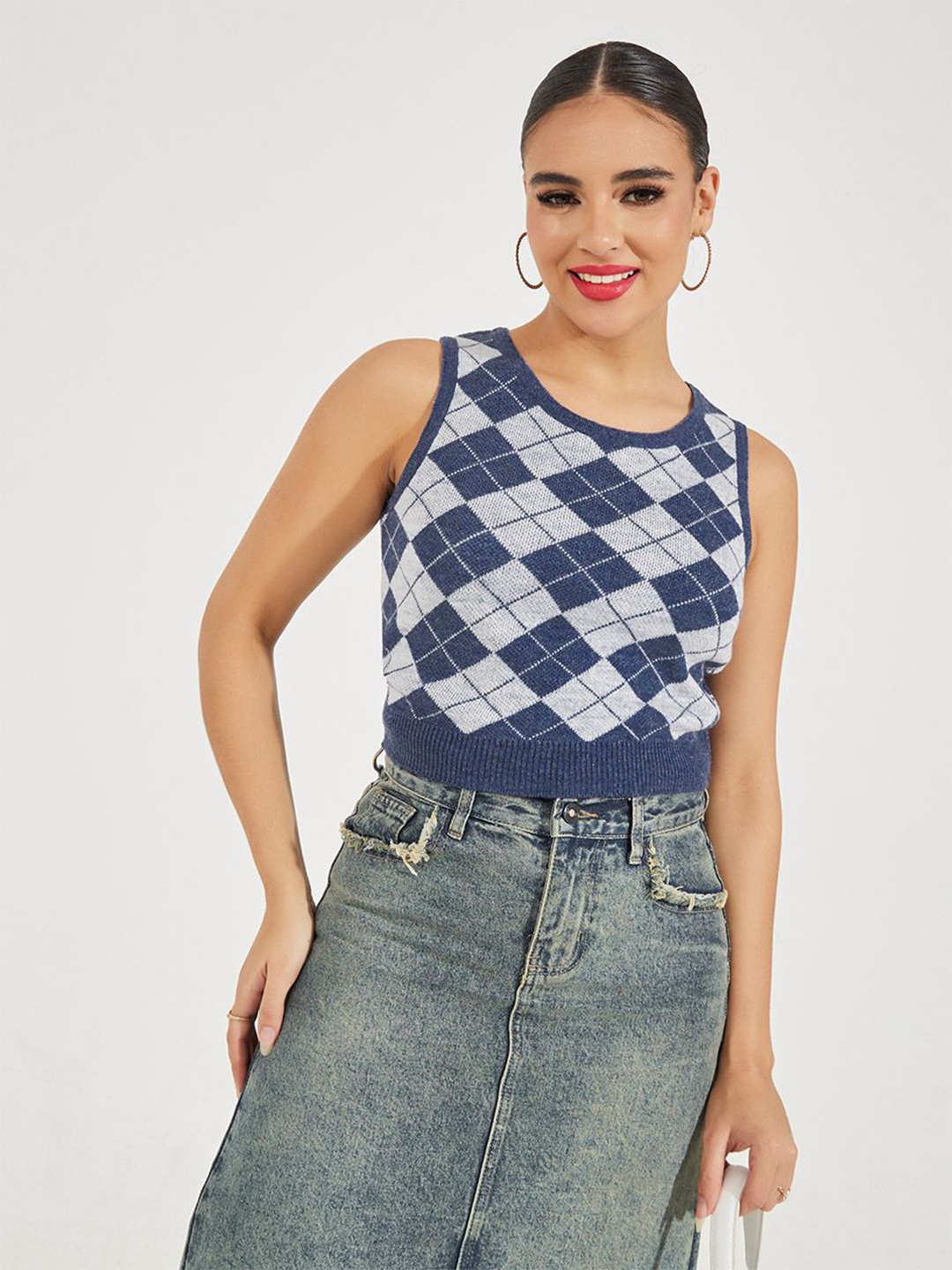 

Styli Women Diamond Patterned Fitted Sleeveless Crop Sweater, Blue