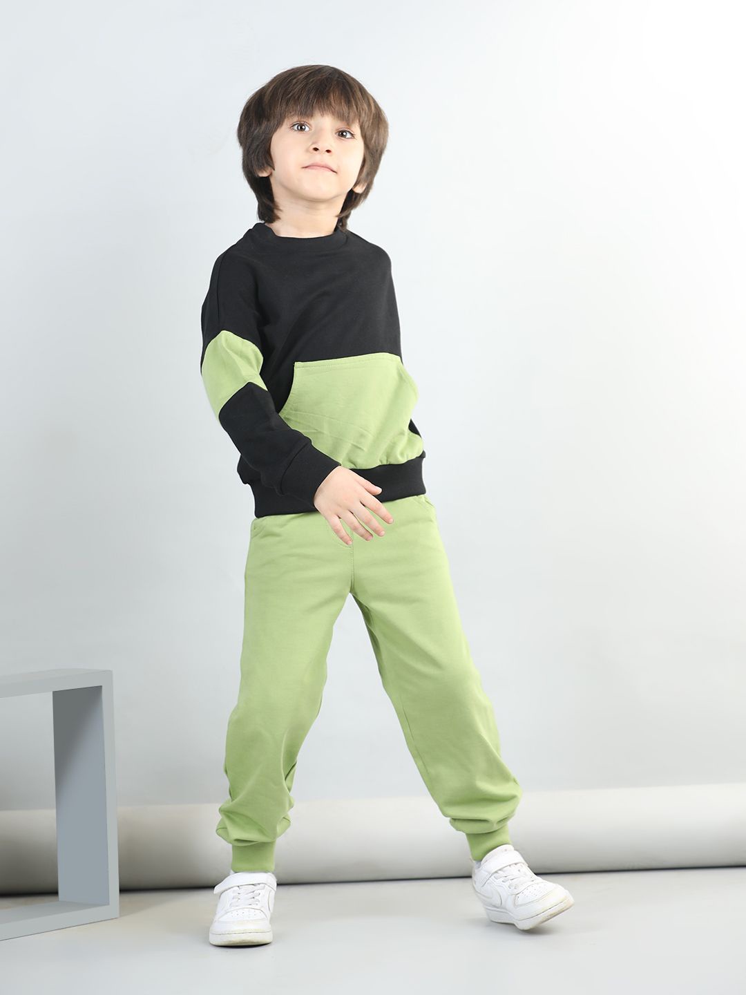 

AWW HUNNIE Boys Colourblocked Sweatshirt With Corduroy Trousers, Green