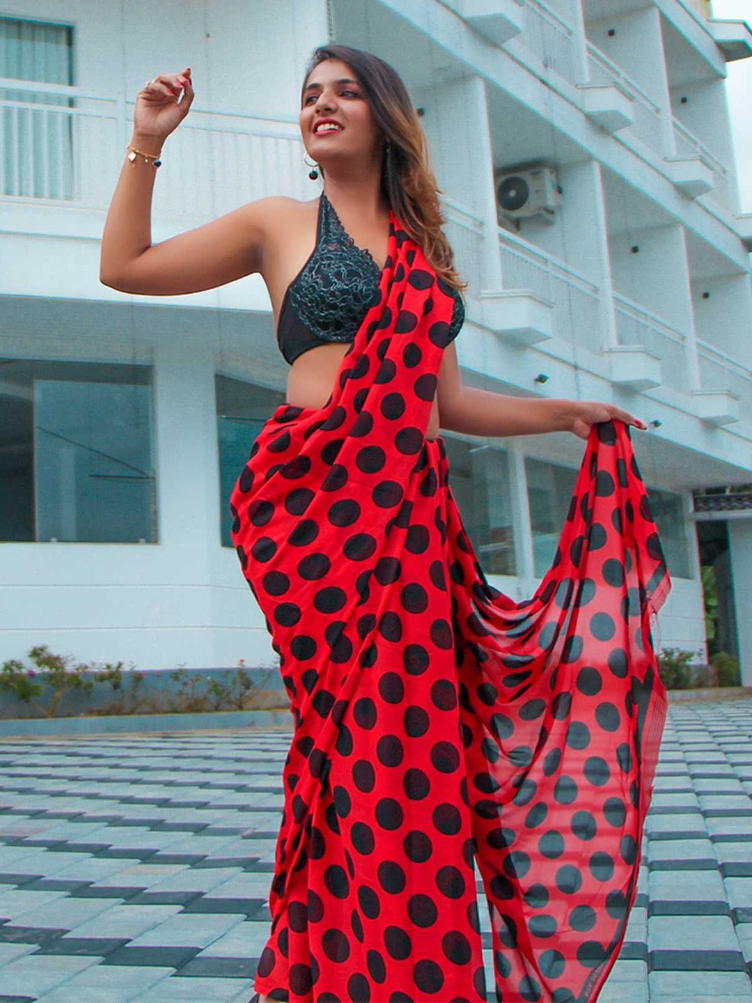 

Moda Rapido Polka Dot Printed Saree, Red