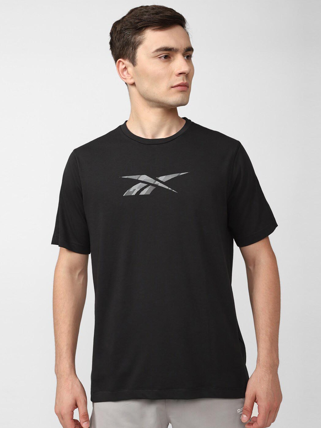 

Reebok Brand Logo Printed Train Speedwick Gfx Slim-Fit T-Shirt, Black