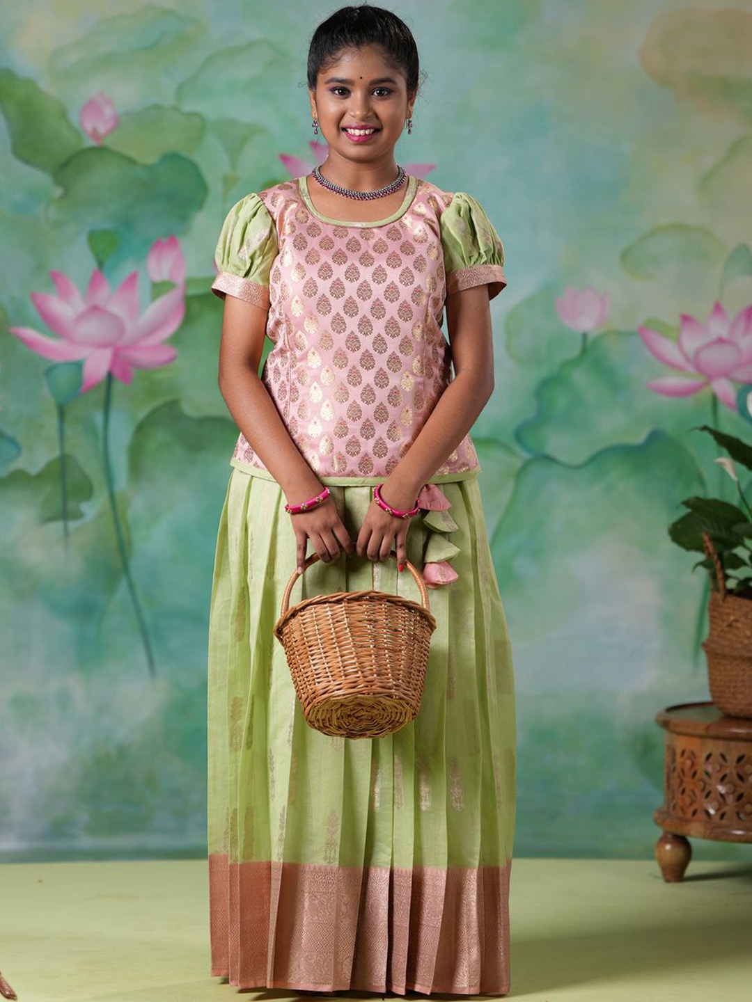

SHIVANGI clothing Girls Woven Design Lehenga Choli, Green