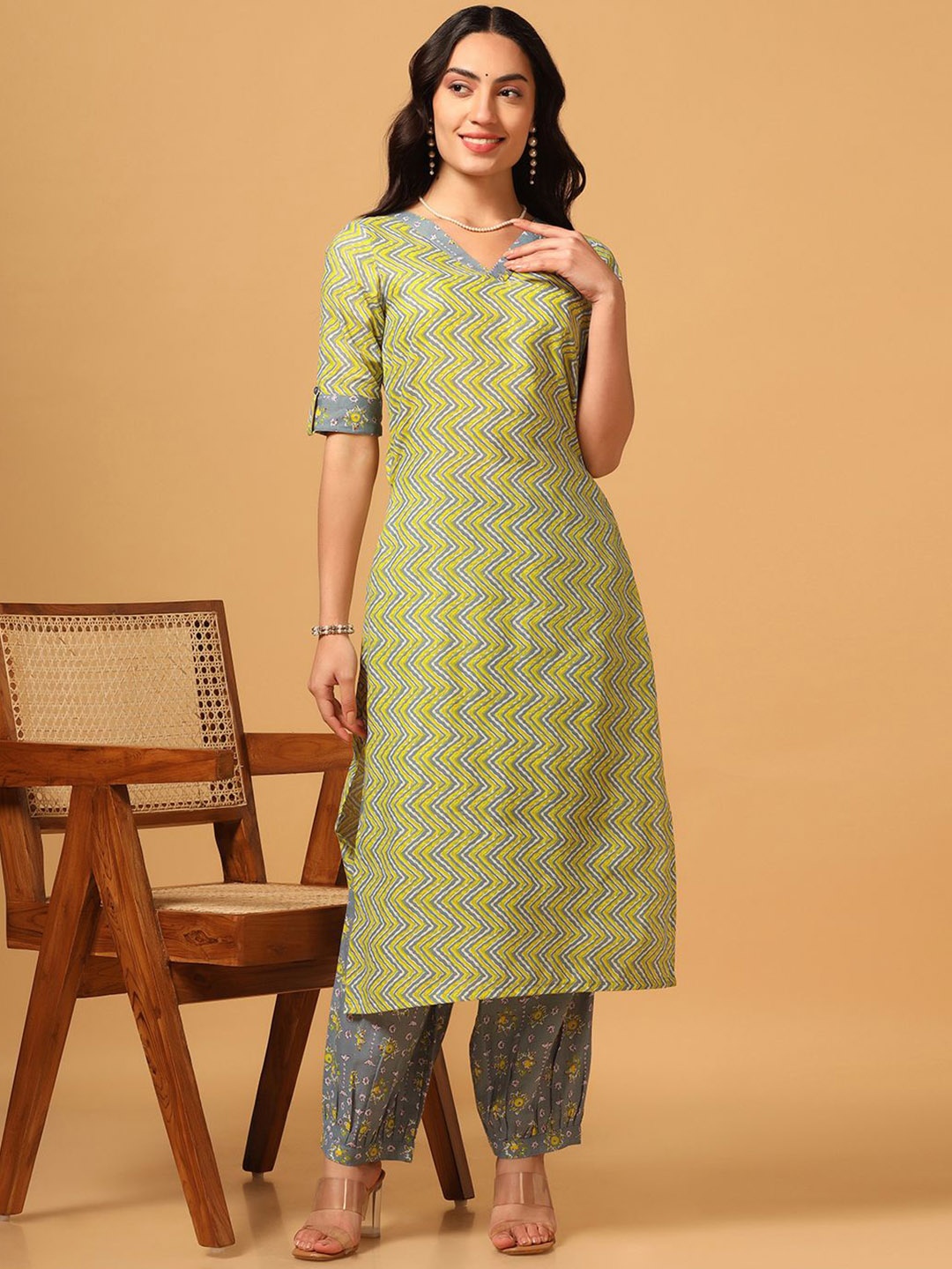 

BAESD Chevron Printed Regular Straight Kurta with Trousers, Yellow