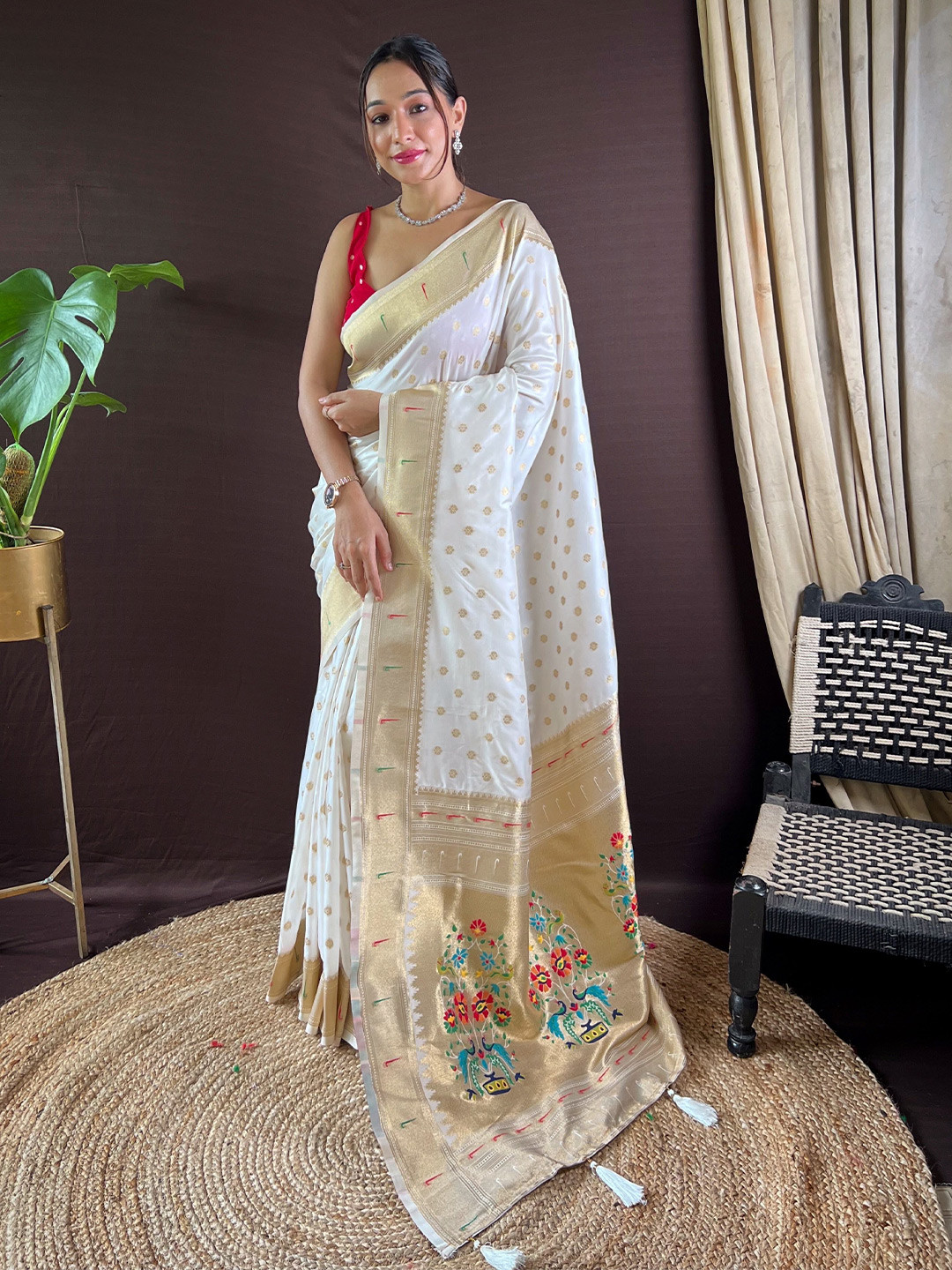

HEER FASHION Woven Design Zari Silk Blend Paithani Saree, White