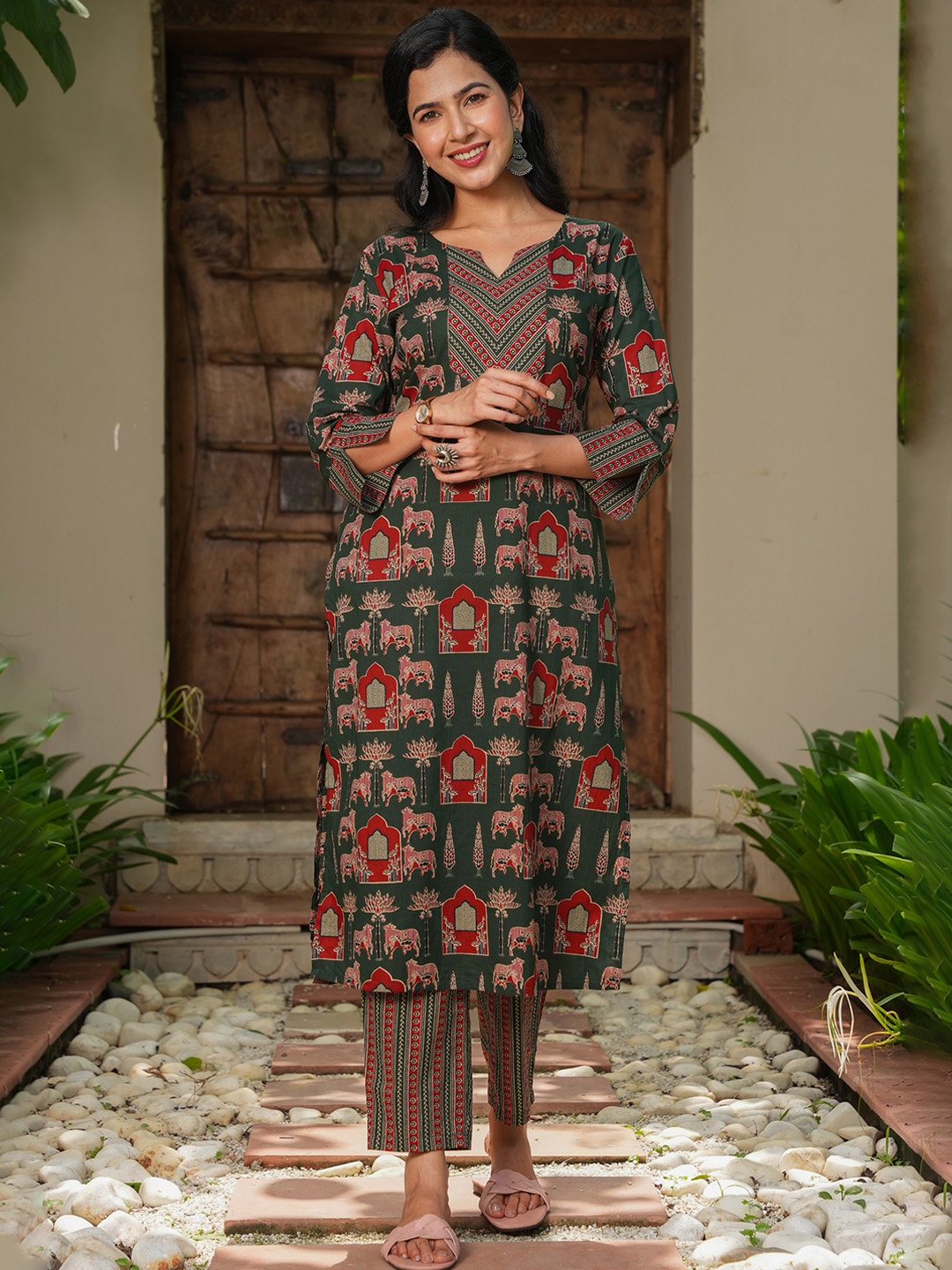 

Aramya Ethnic Motifs Printed Notch Neck Pure Cotton Straight Kurta with Trousers, Green