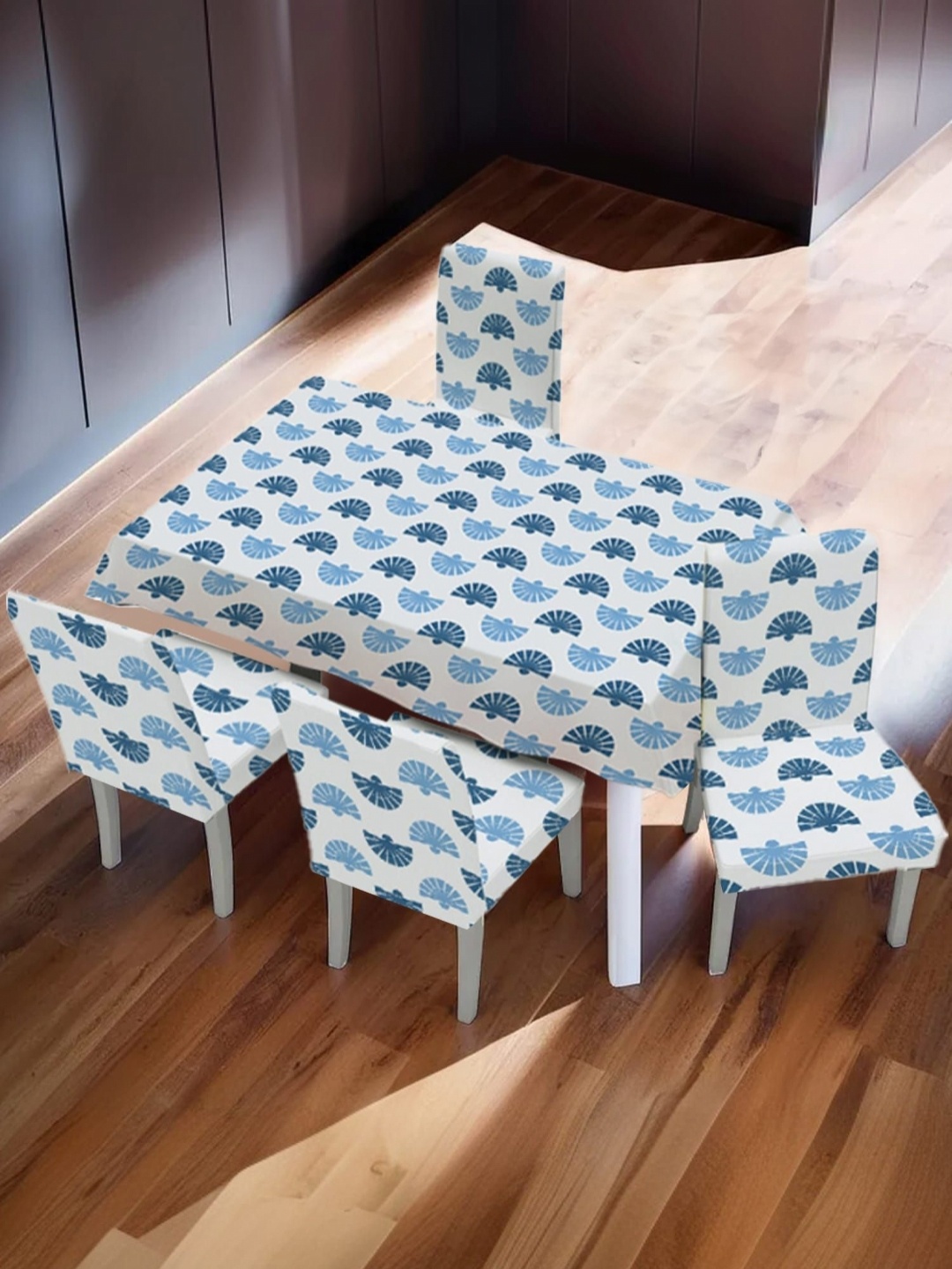 

UMAI Blue & White 5 Pieces Geometric Printed 4 Seater Chair Covers & Table Cover