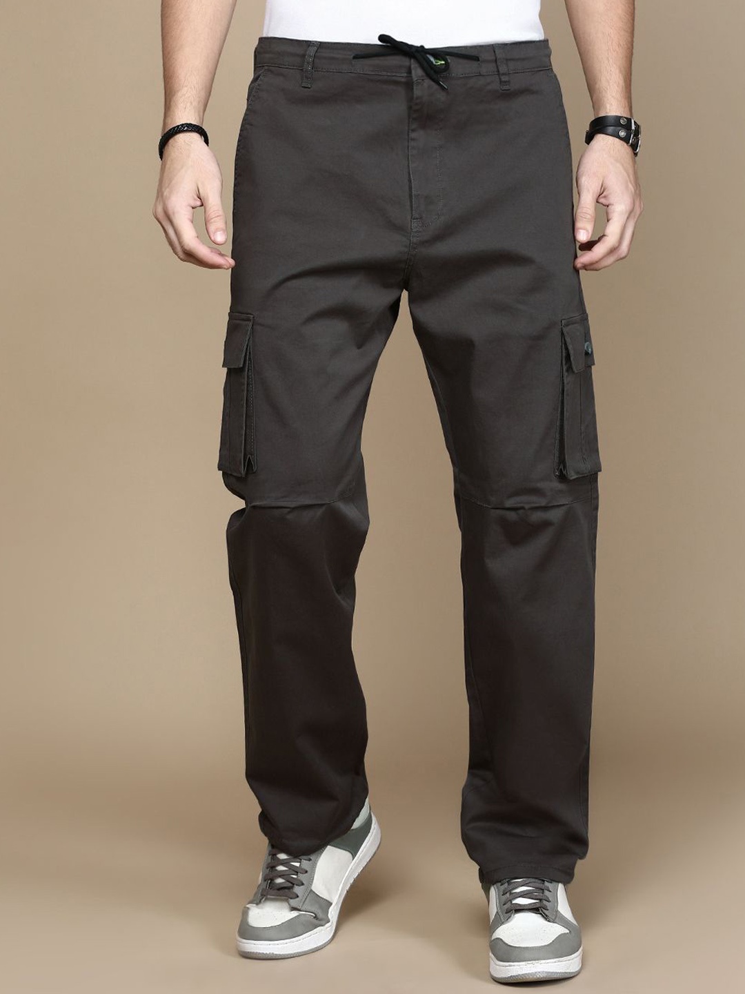 

Chennis Men Solid Regular Fit Chinos Trousers, Grey