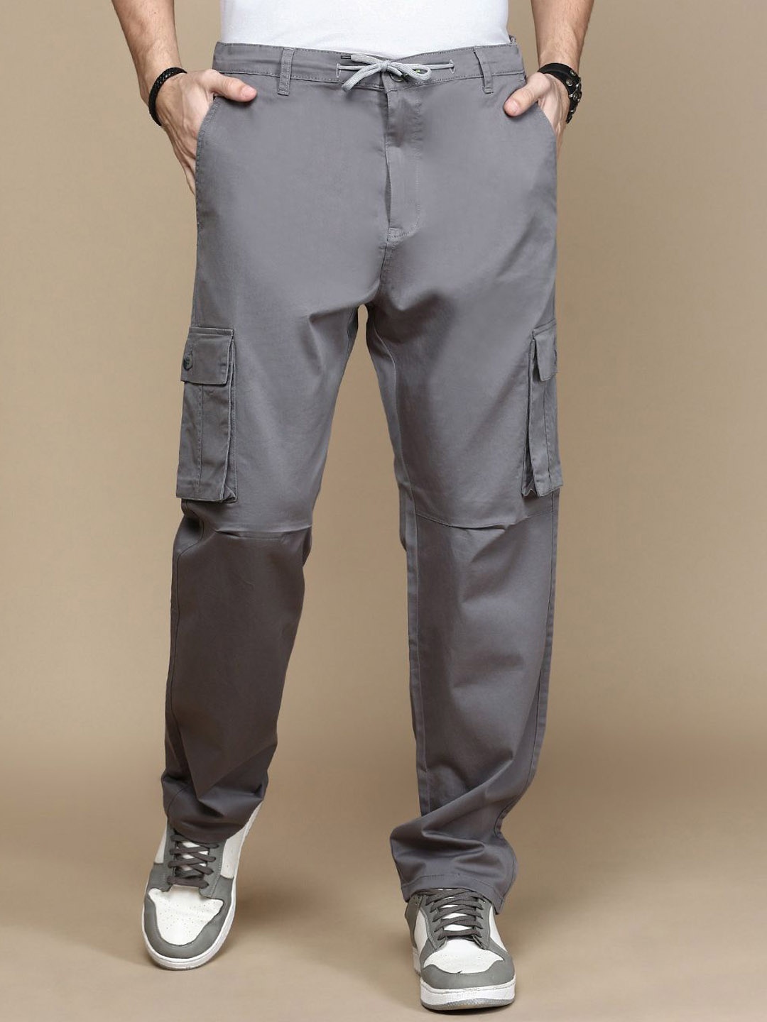 

Chennis Men Solid Chinos Trousers, Grey