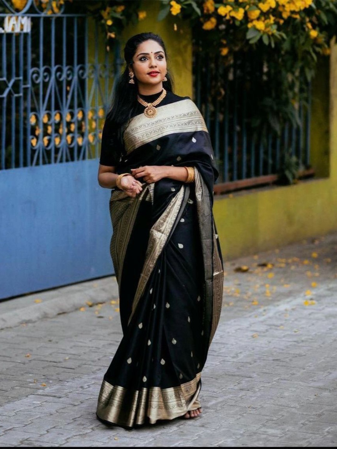 

QENY Women Woven Design Banarasi Saree, Black