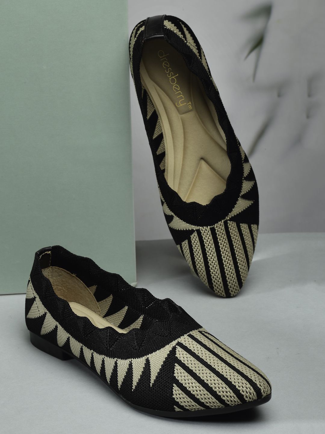 

DressBerry Women Ballerinas with Textured Flats, Black