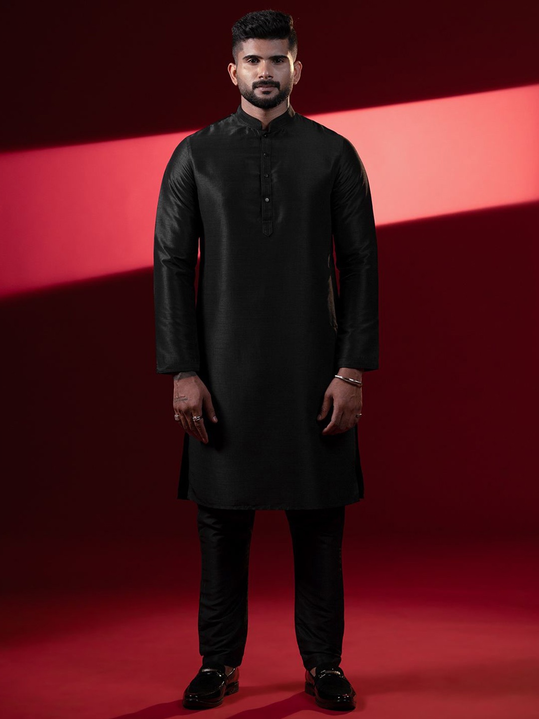 

TheEthnic.Co Mandarin Collar Regular Straight Kurta with Trousers & Jacket, Black