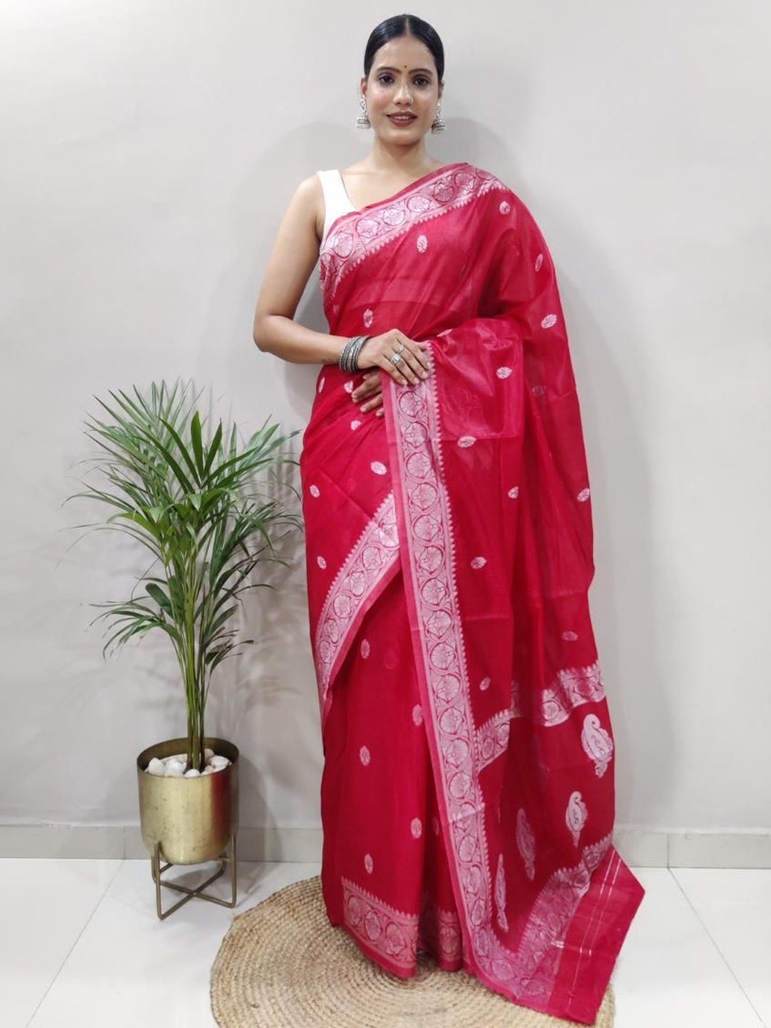 

QENY Women Woven Design Zari Banarasi Saree, Red