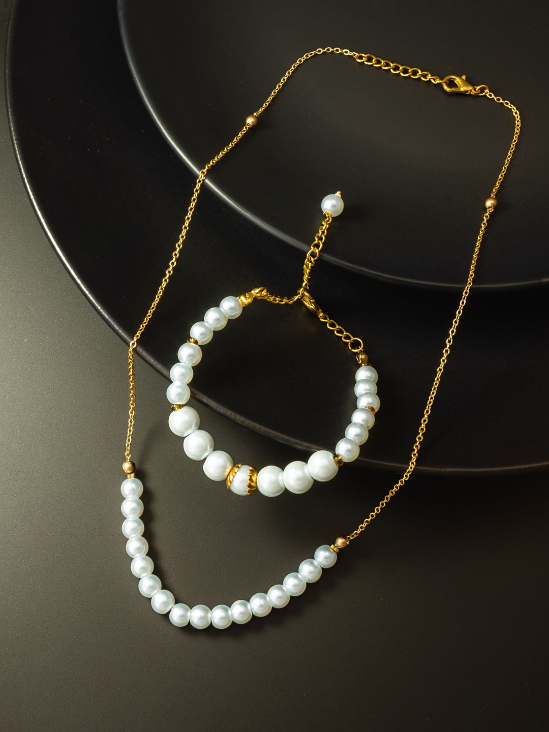 

aadita Gold Plated Pearl And Kundan Studded Jewellery Set