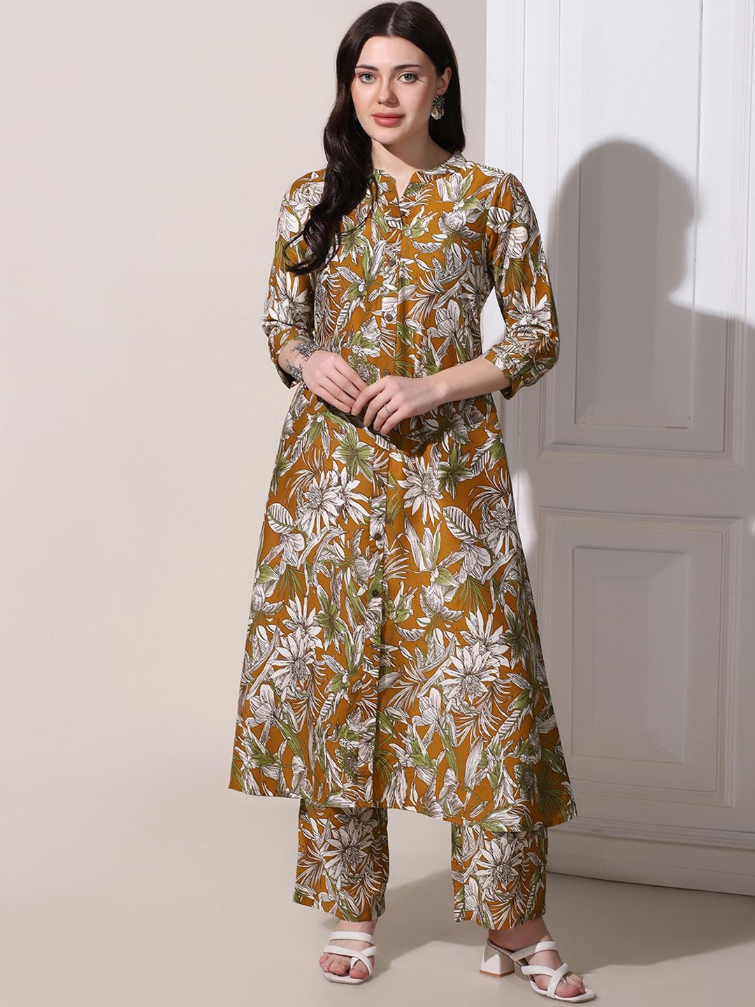 

BAESD Floral Printed Mandarin Collar Regular A-Line Kurta with Trousers, Mustard