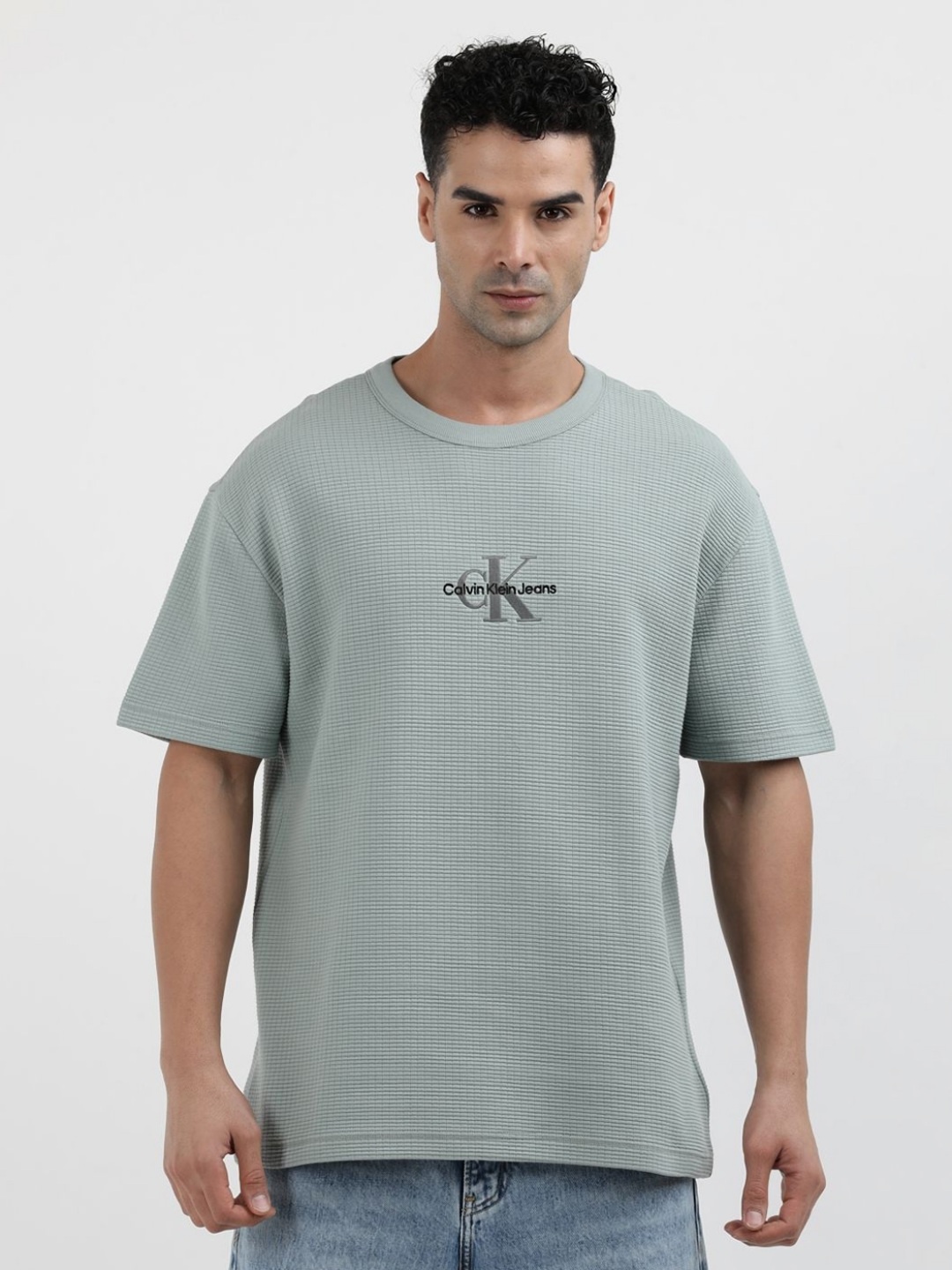 

Calvin Klein Jeans Men Solid Round Neck Cotton Relaxed Fit T-Shirt, Teal