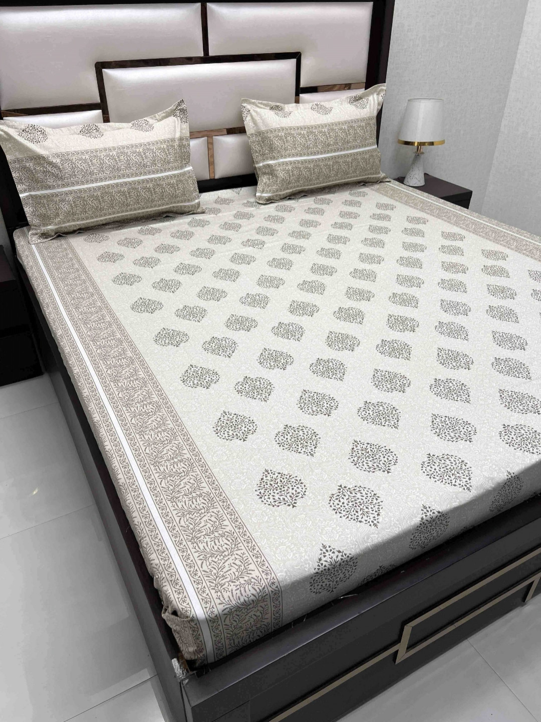

Pure Decor Royal Passion Green Ethnic Motifs 380 TC Queen Bedsheet with 2 Pillow Covers