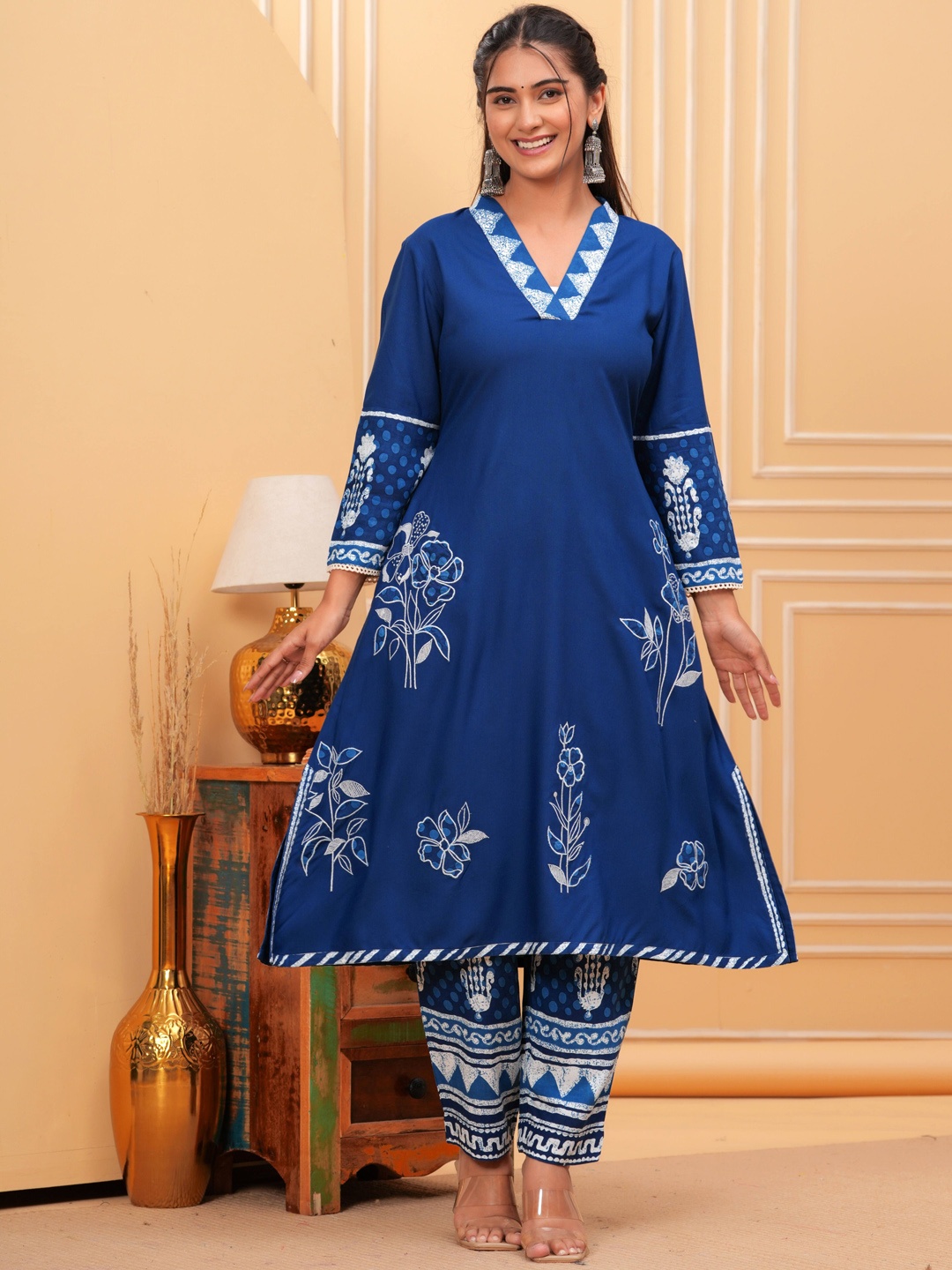 

SIDDHANAM Floral Embroidered Regular Thread Work A-Line Kurta with Trousers, Blue