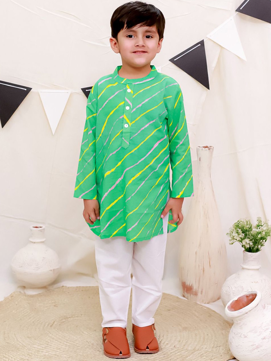 

Ka-mee Boys Leheriya Printed Regular Pure Cotton Straight Kurta with Pyjamas, Green