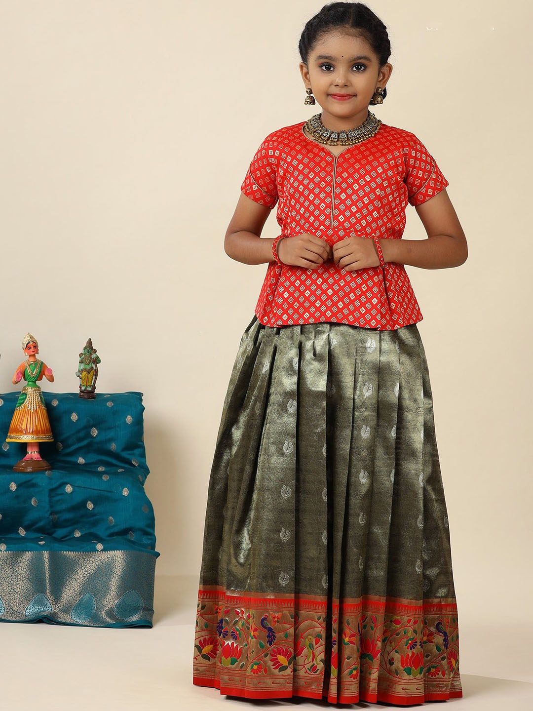 

SHIVANGI clothing Girls Lehenga Choli, Grey