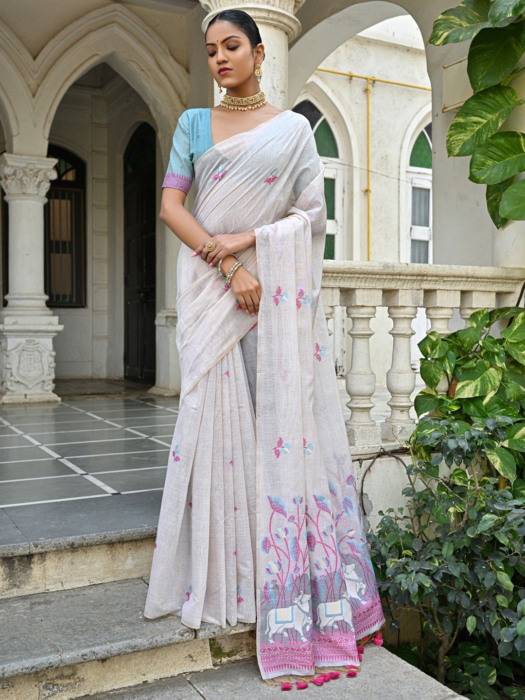 

GAJARAI Floral Muga woven design Saree, Cream