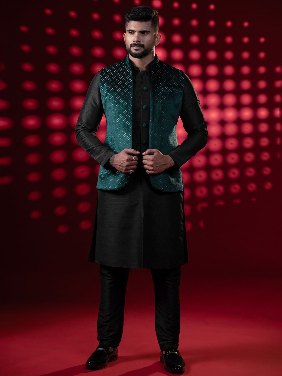 

TheEthnic.Co Mandarin Collar Velvet Kurta with Trousers, Green