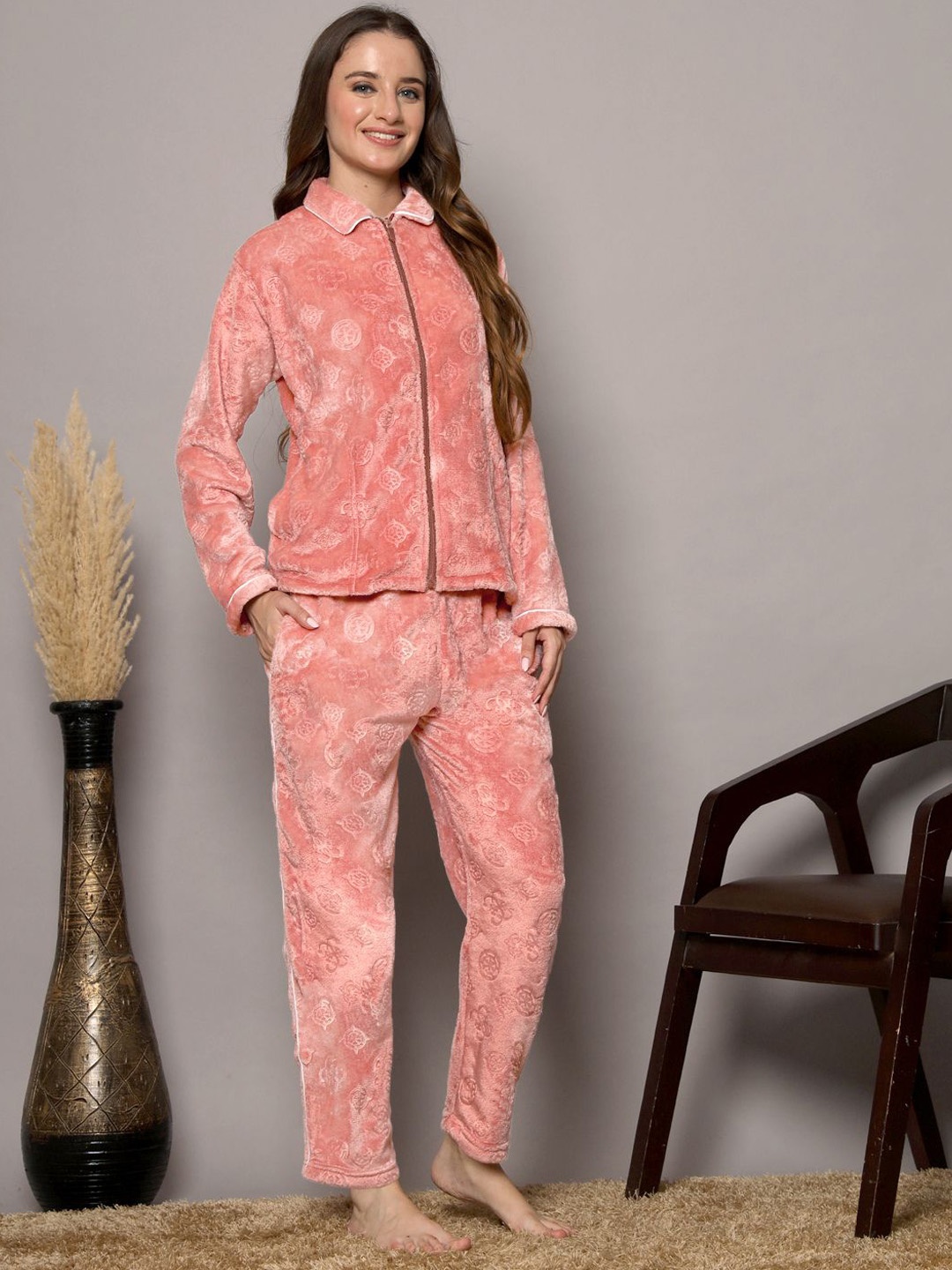 

FABINALIV Geometric Embossed Zip Closure Winter Night Suit, Peach