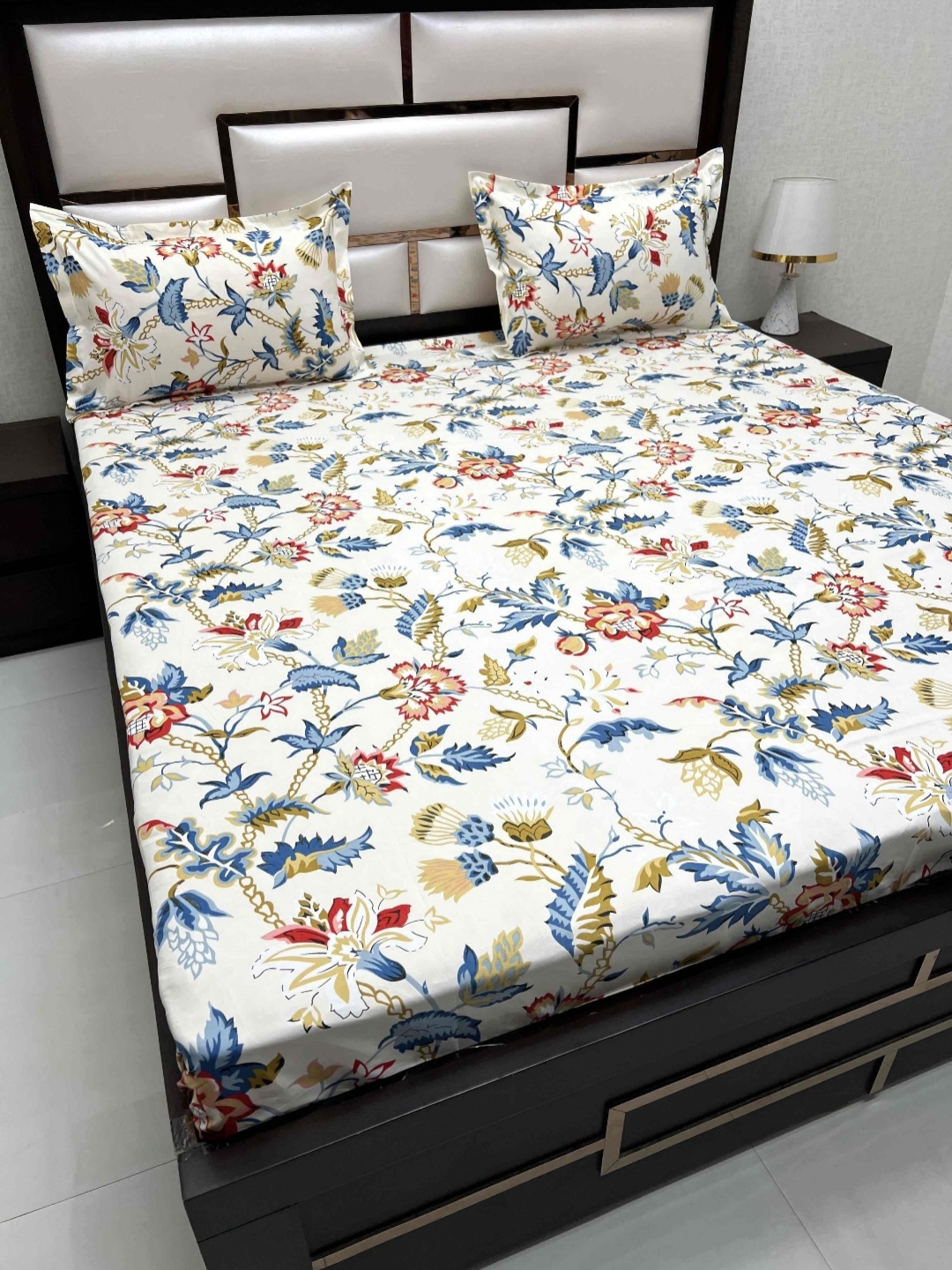 

Pure Decor Amulya White & Blue Floral 240 TC Cotton Queen Bedsheet With 2 Pillow Covers