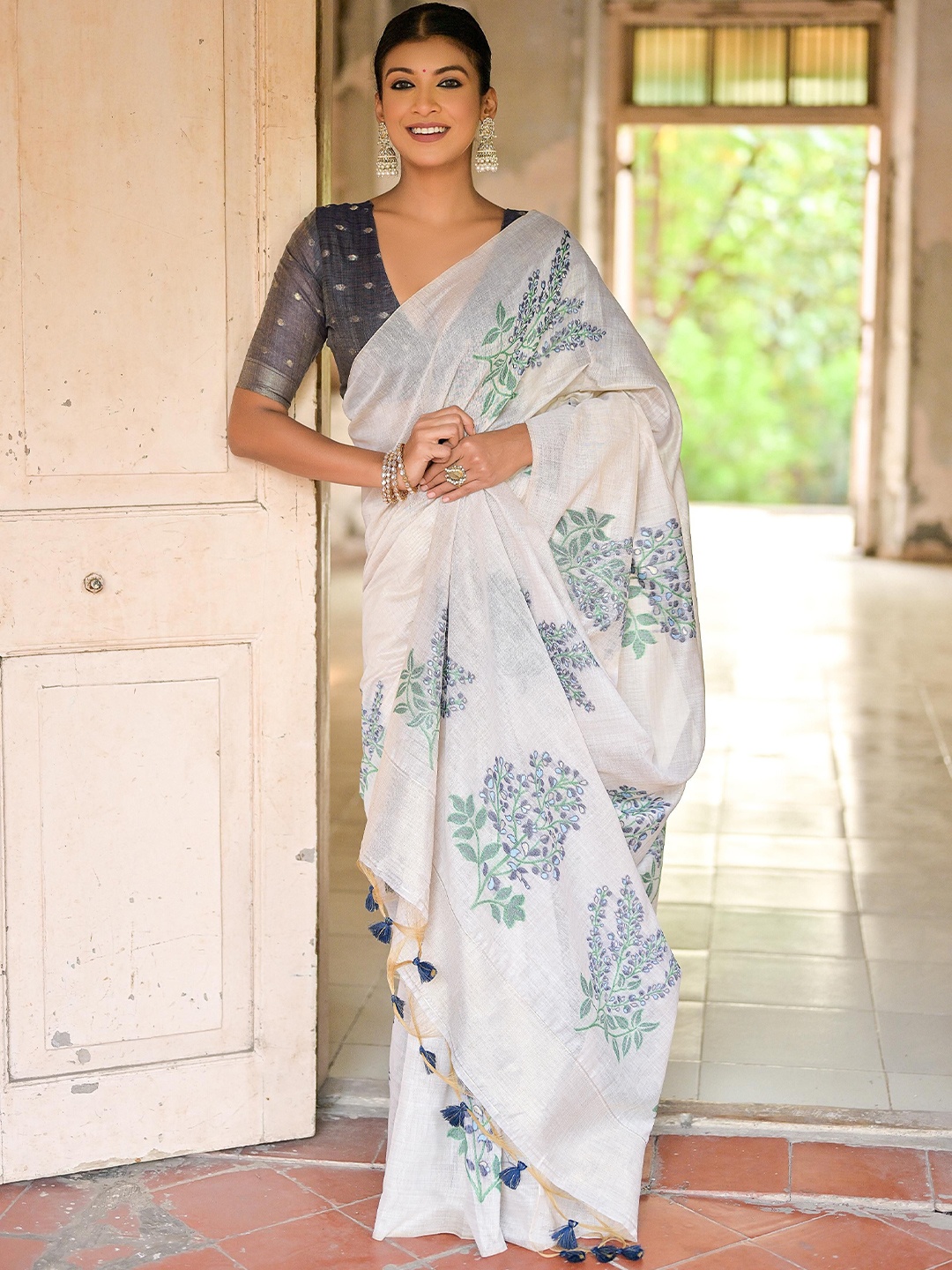 

GAJARAI Floral Muga Saree, Cream