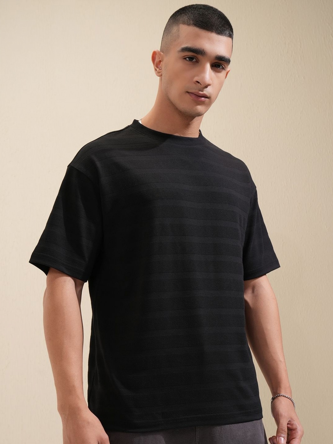 

HIGHLANDER Men Solid Round Neck Cotton Oversized T-shirt, Black