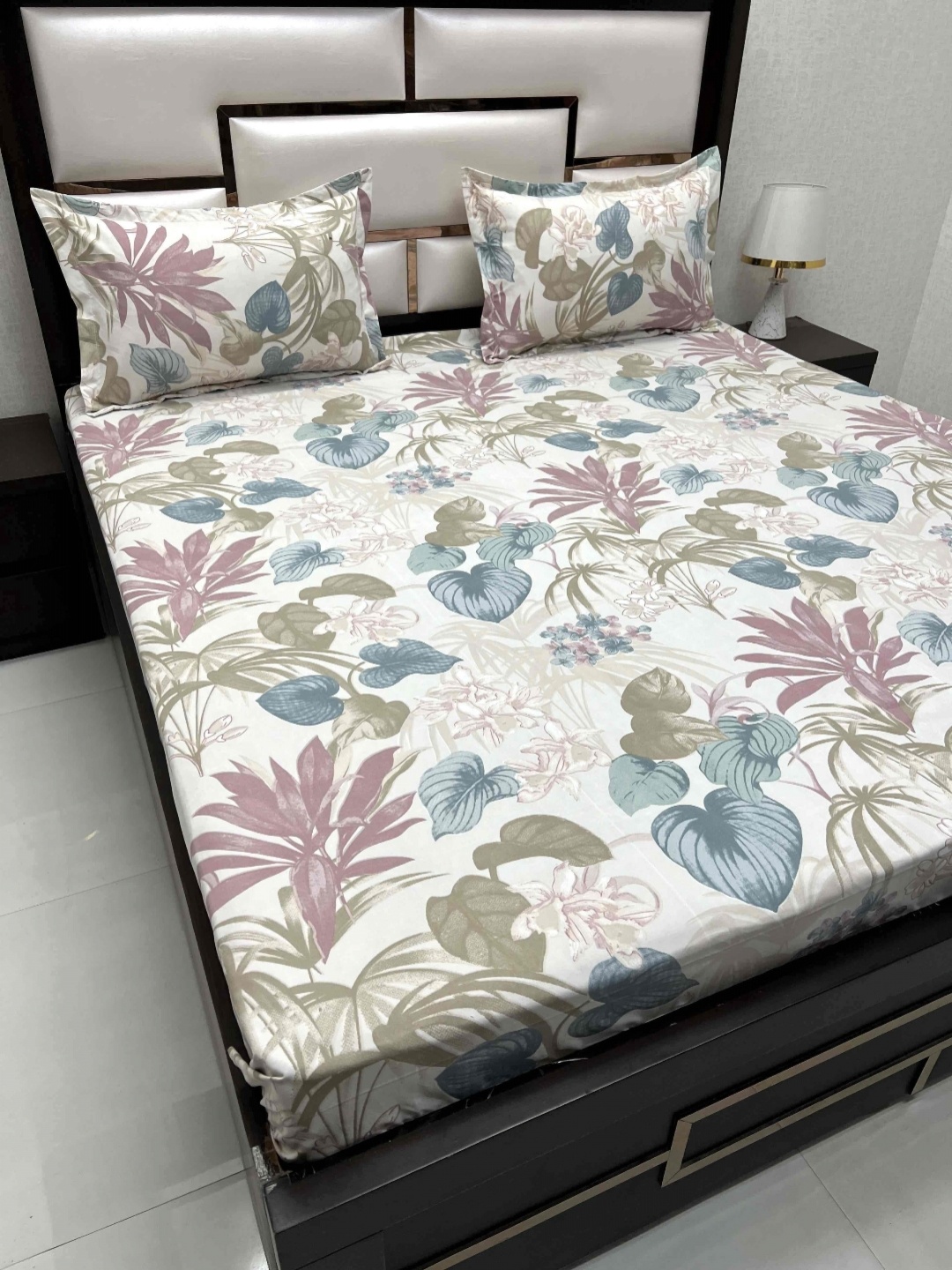 

Pure Decor Amulya Cream-Coloured Floral 240 TC Queen Bedsheet With 2 Pillow Covers