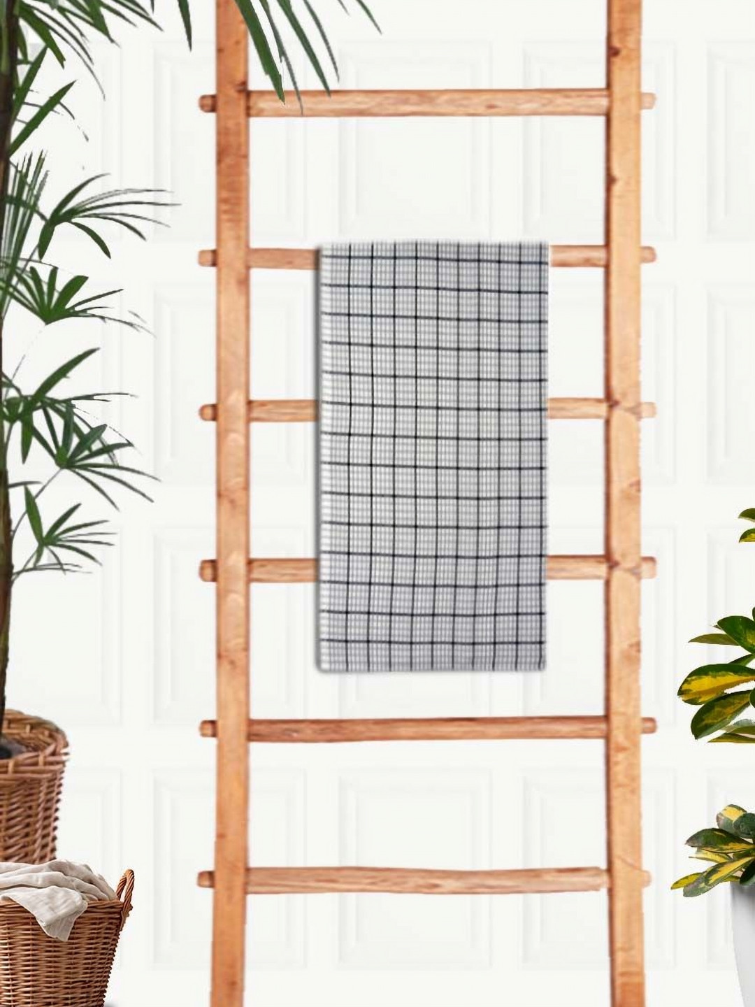 

Aura Grey & White Cotton 210 GSM Bath Towel