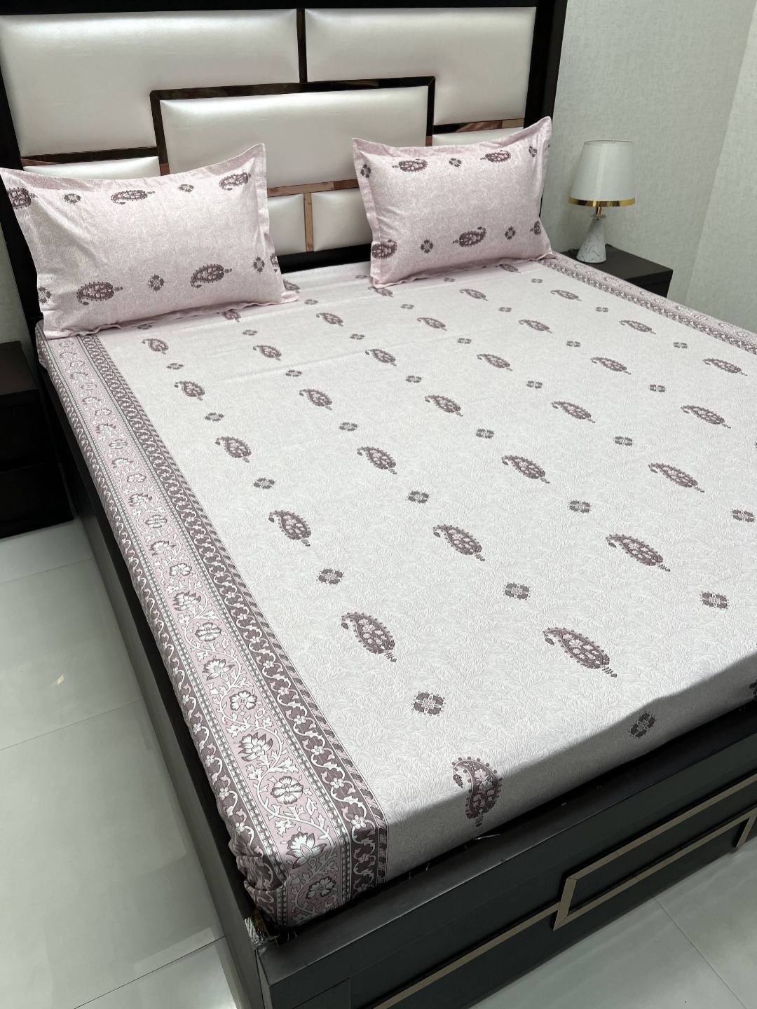 

Pure Decor Royal Passion Pink & Grey Paisley 380 TC Queen Bedsheet with 2 Pillow Covers