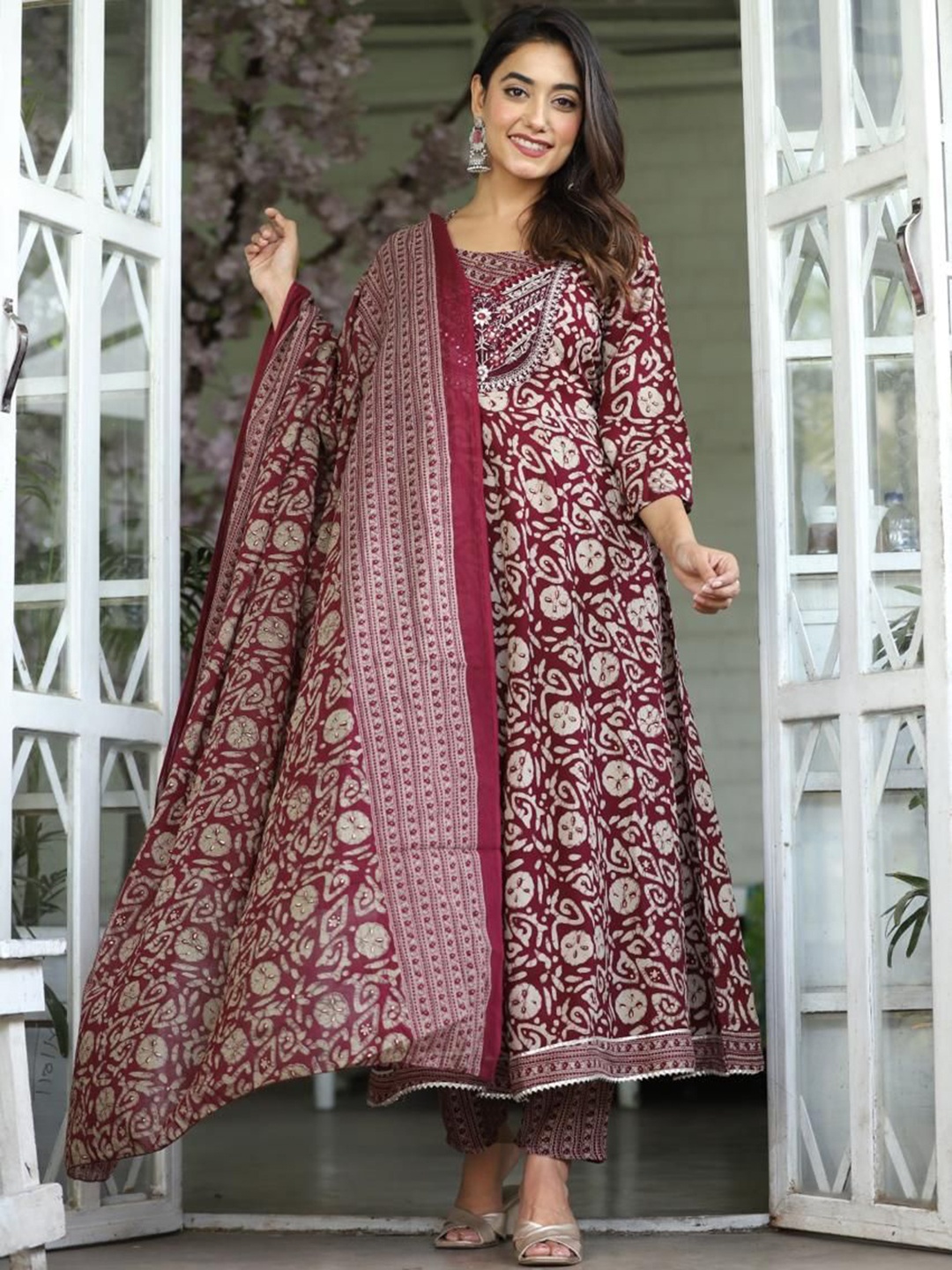 

QBO FASHION Floral Printed Straight Kurta & Trousers With Dupatta, Maroon