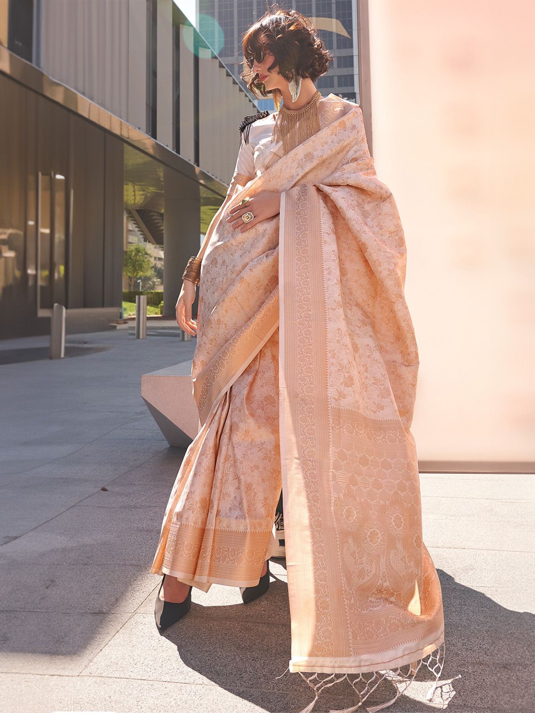 

DEVATITHI Woven Design Zari Banarasi Saree, Cream