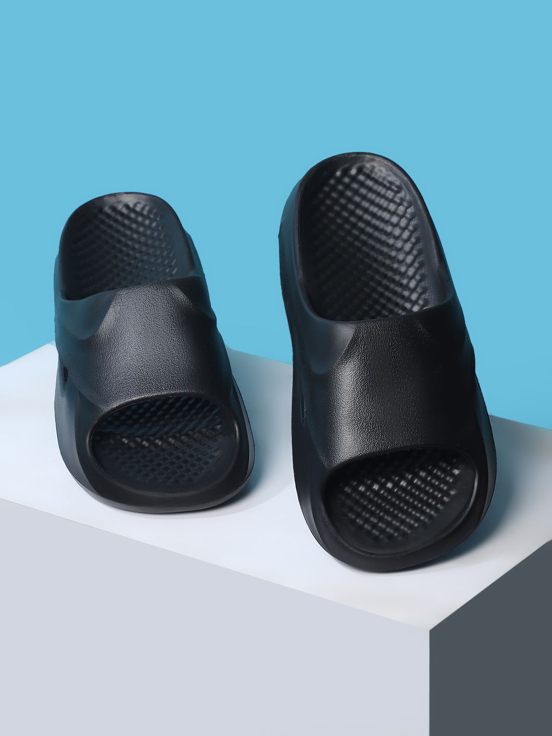 

TAG 7 Men Rubber Solid Sliders, Black