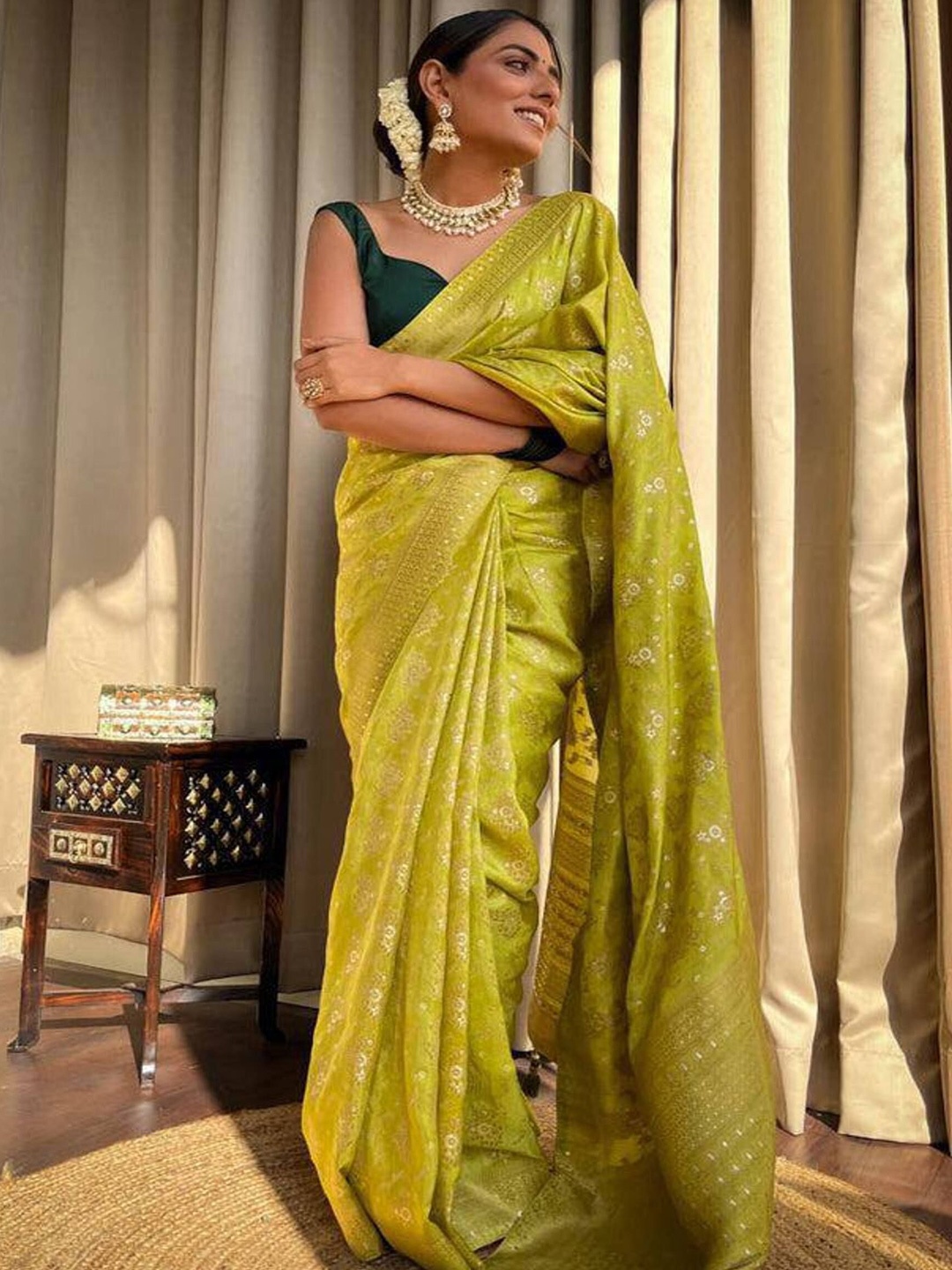 

Sanwariya Silk Woven Design Zari Banarasi Saree, Lime green