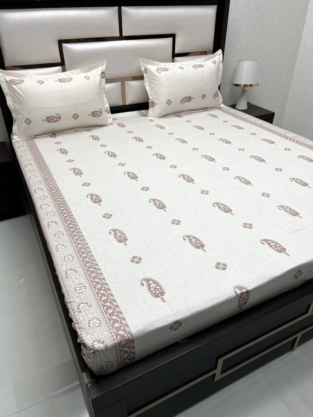 

Pure Decor Royal Passion Peach-Coloured Paisley 380 TC Queen Bedsheet with 2 Pillow Covers