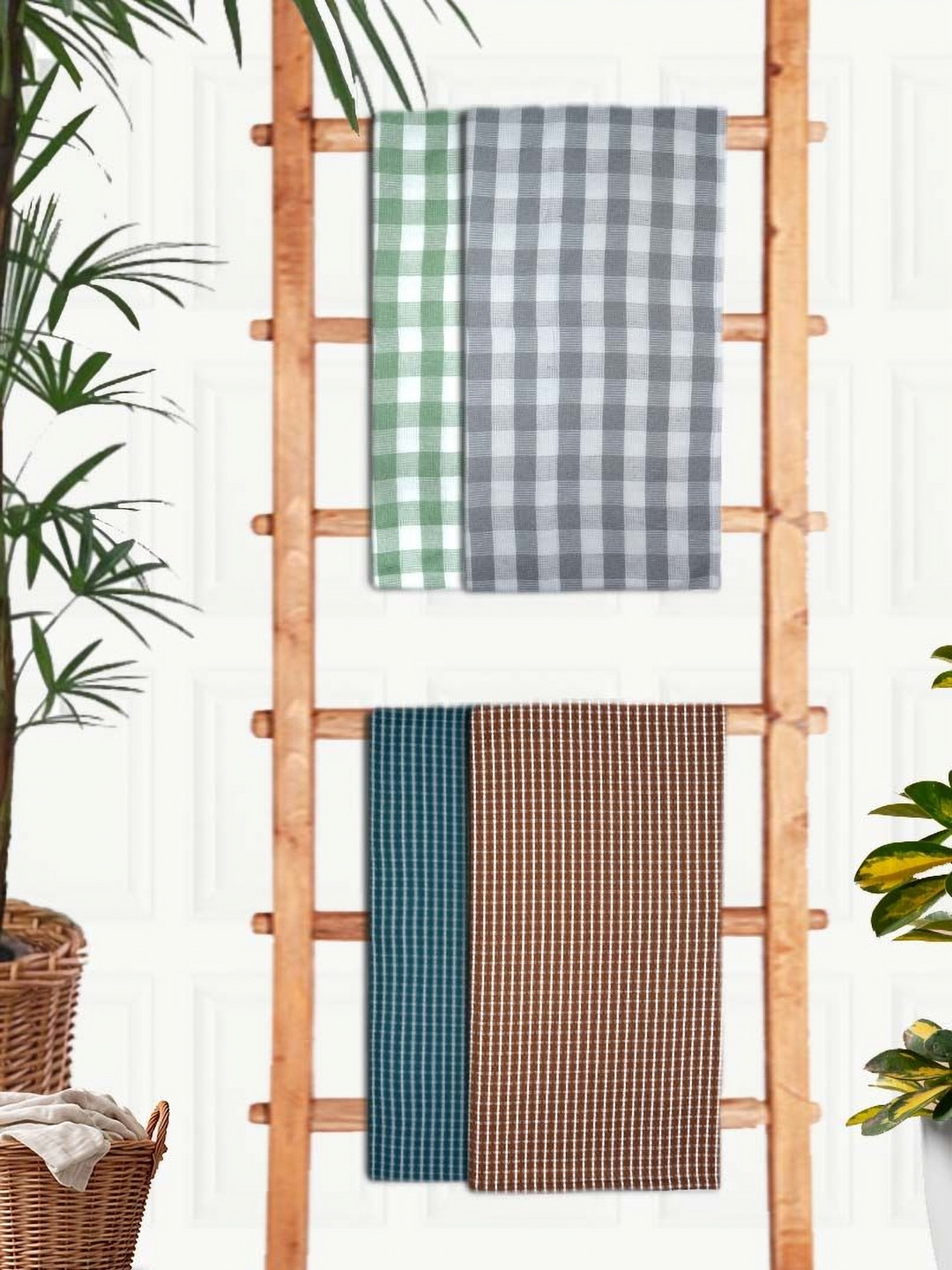 

Aura Green & White 4 Pieces Printed Cotton 210 GSM Bath Towels