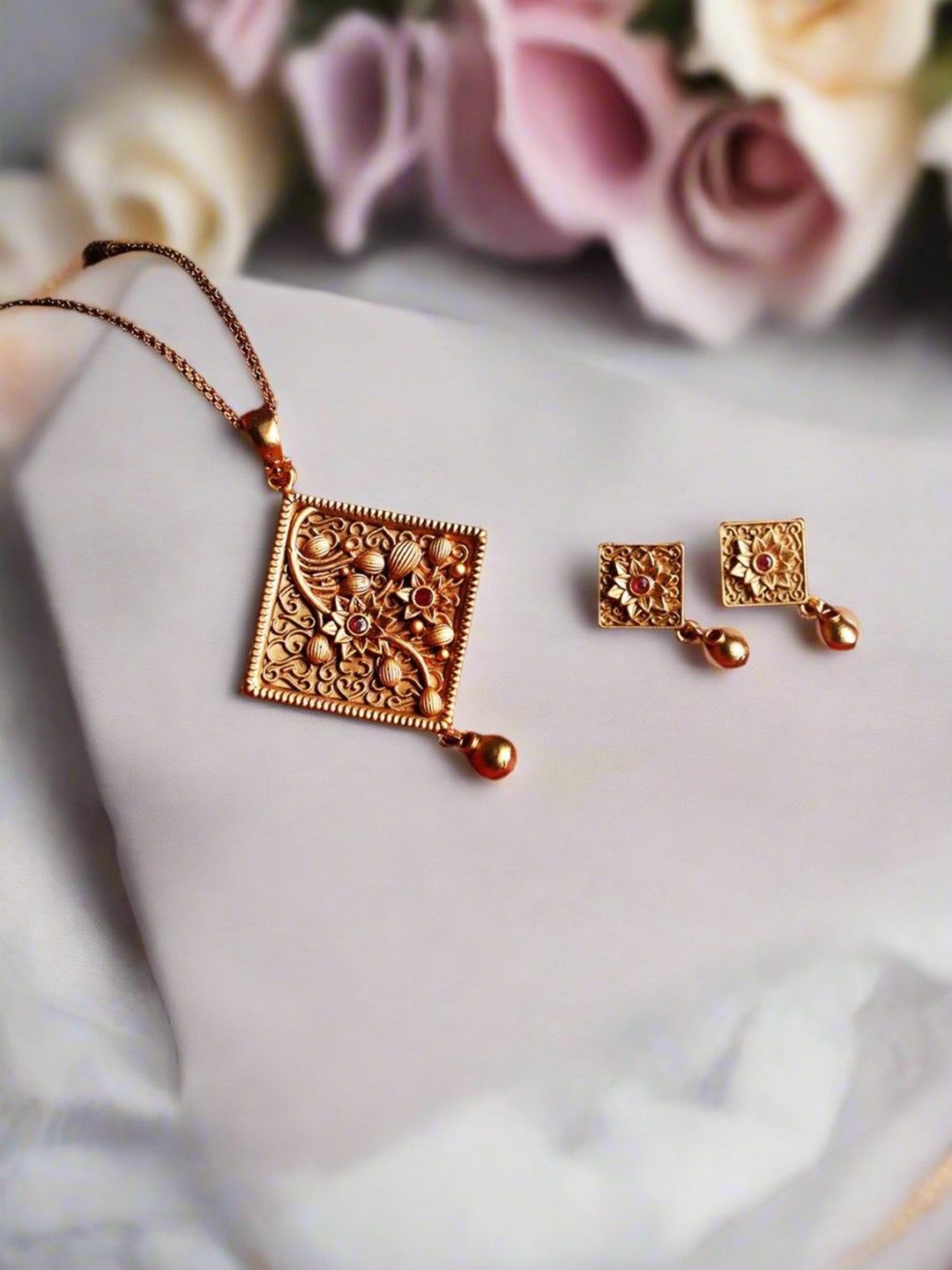 

Jazz and Sizzle Gold-Plated Stone-Studded & Beaded Jewellery Set