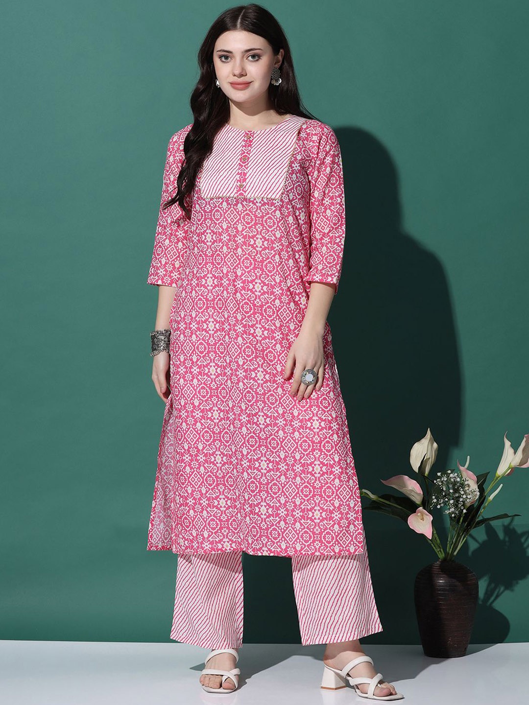 

BAESD Geometric Printed Cotton Gotta Patti Regular Straight Kurta with Trousers, Pink
