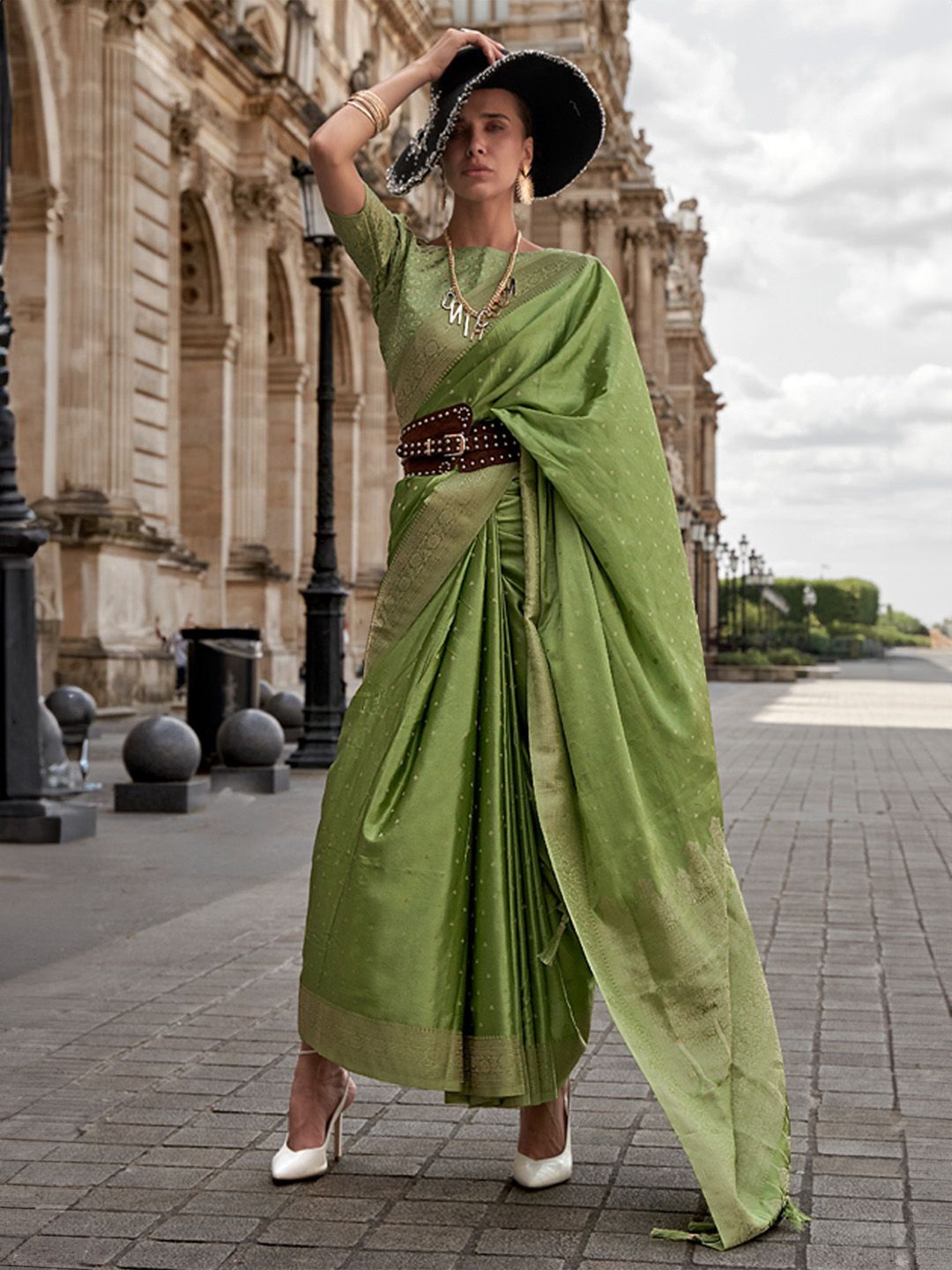 

DEVATITHI Woven Design Zari Silk Blend Banarasi Saree, Green